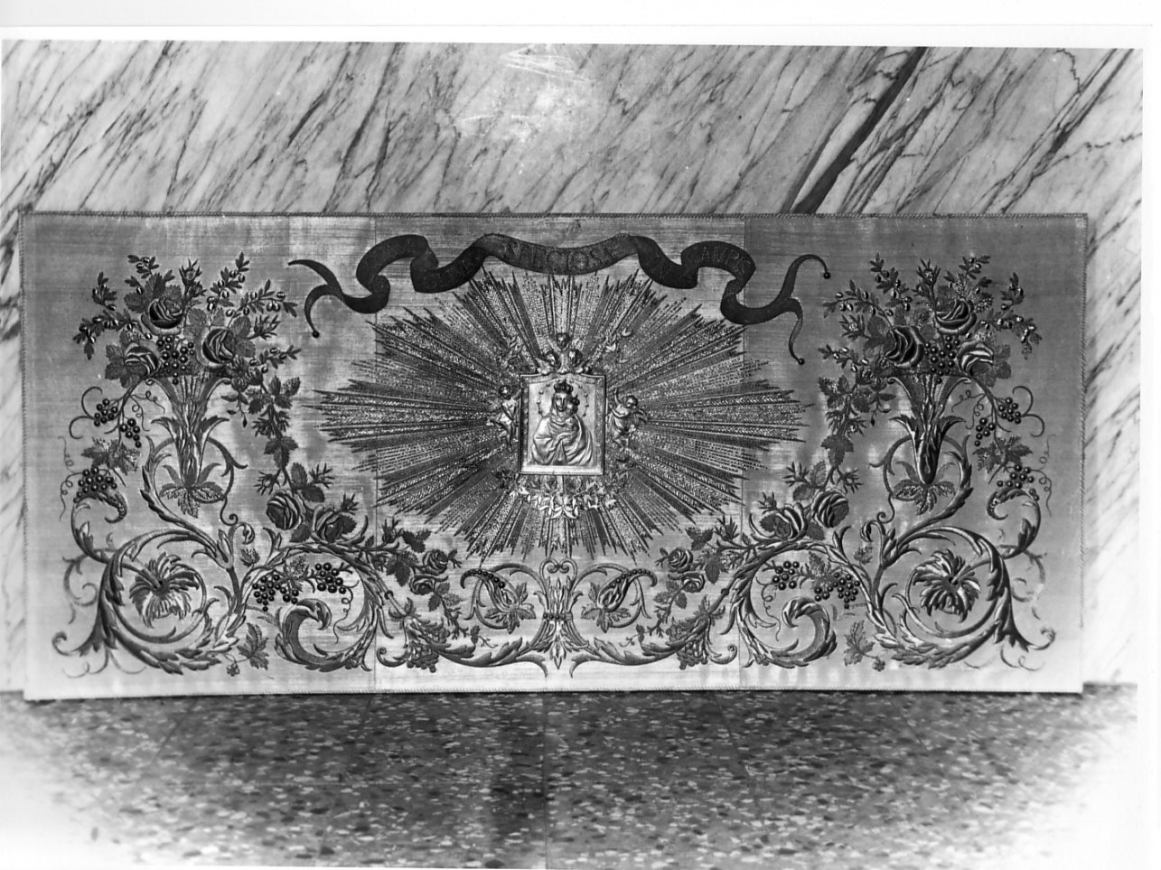 Madonna con Bambino e angeli (paliotto, opera isolata) - manifattura ligure (seconda metà sec. XIX)