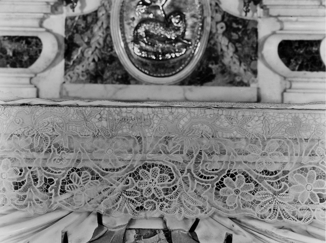 tovaglia, opera isolata - manifattura belga (sec. XX)