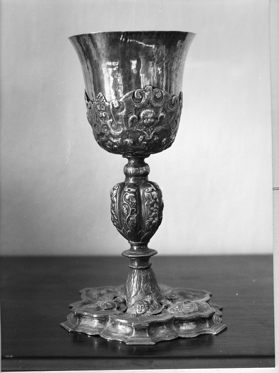 cherubini e motivi decorativi fitomorfi/ santi (calice, opera isolata) - bottega ligure (sec. XIX)