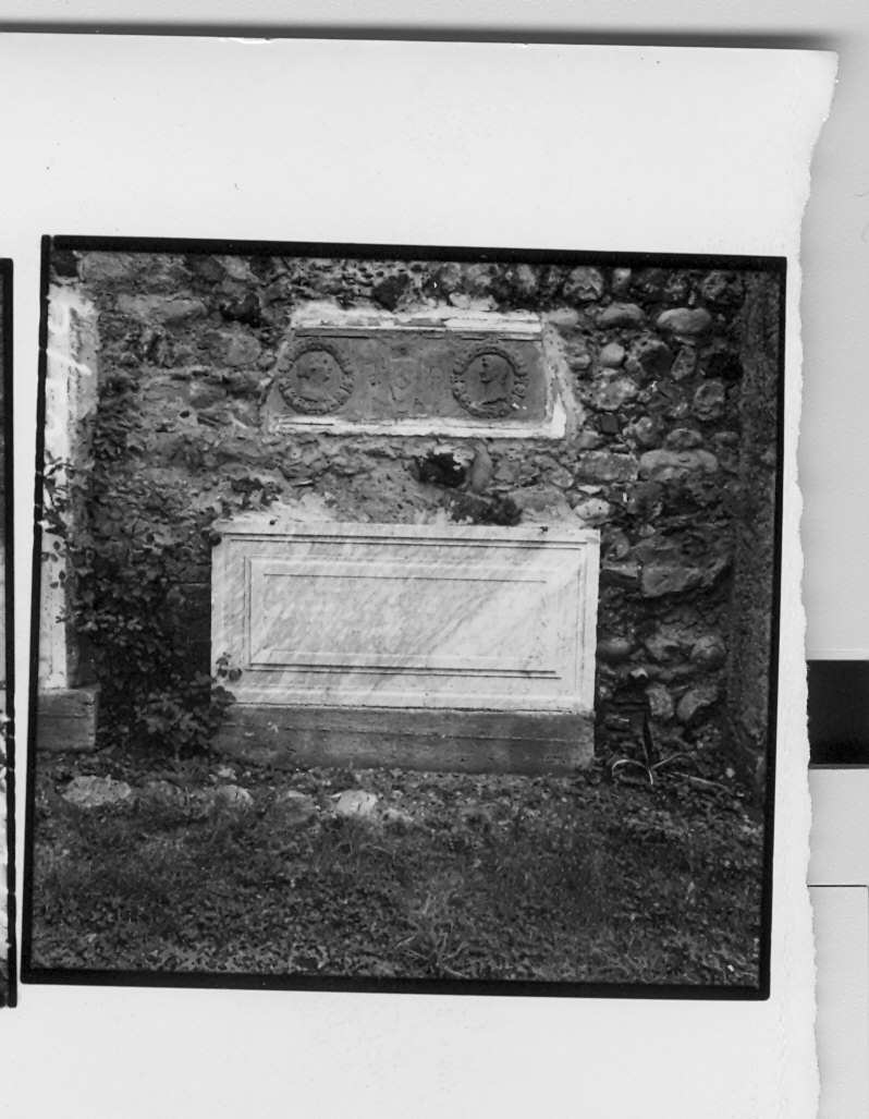 lastra tombale, opera isolata - bottega ligure (sec. XVI)