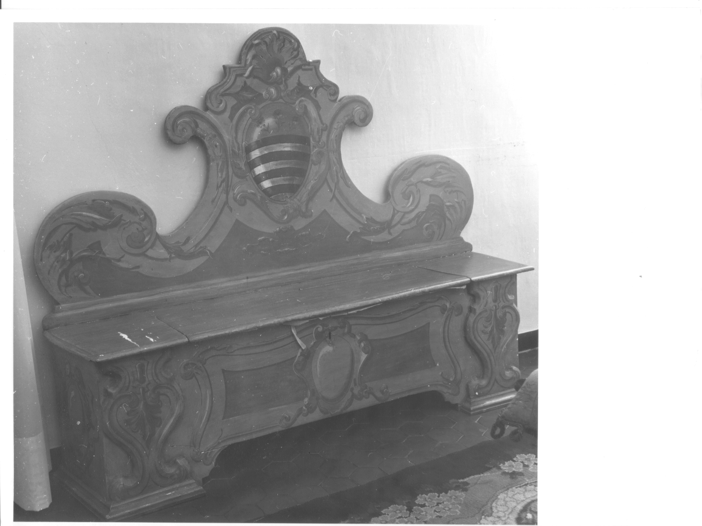 stemma gentilizio (cassapanca, coppia) - bottega ligure (seconda metà sec. XVIII)