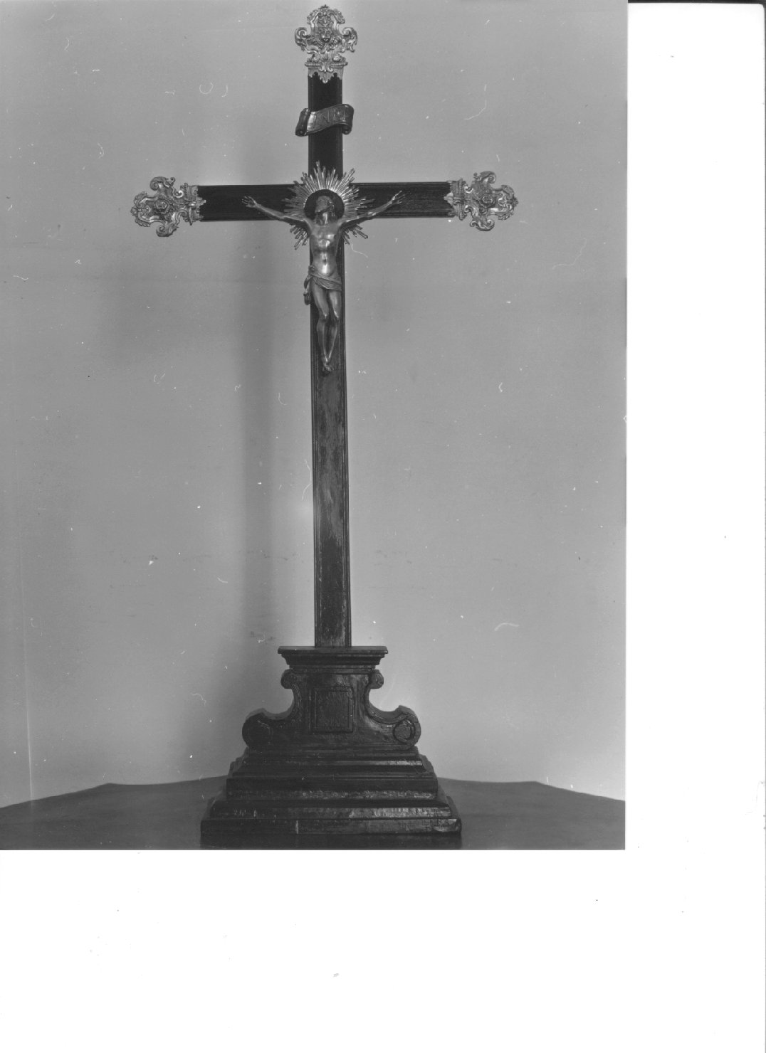 Cristo crocifisso (croce d'altare, opera isolata) - bottega ligure (primo quarto sec. XX)