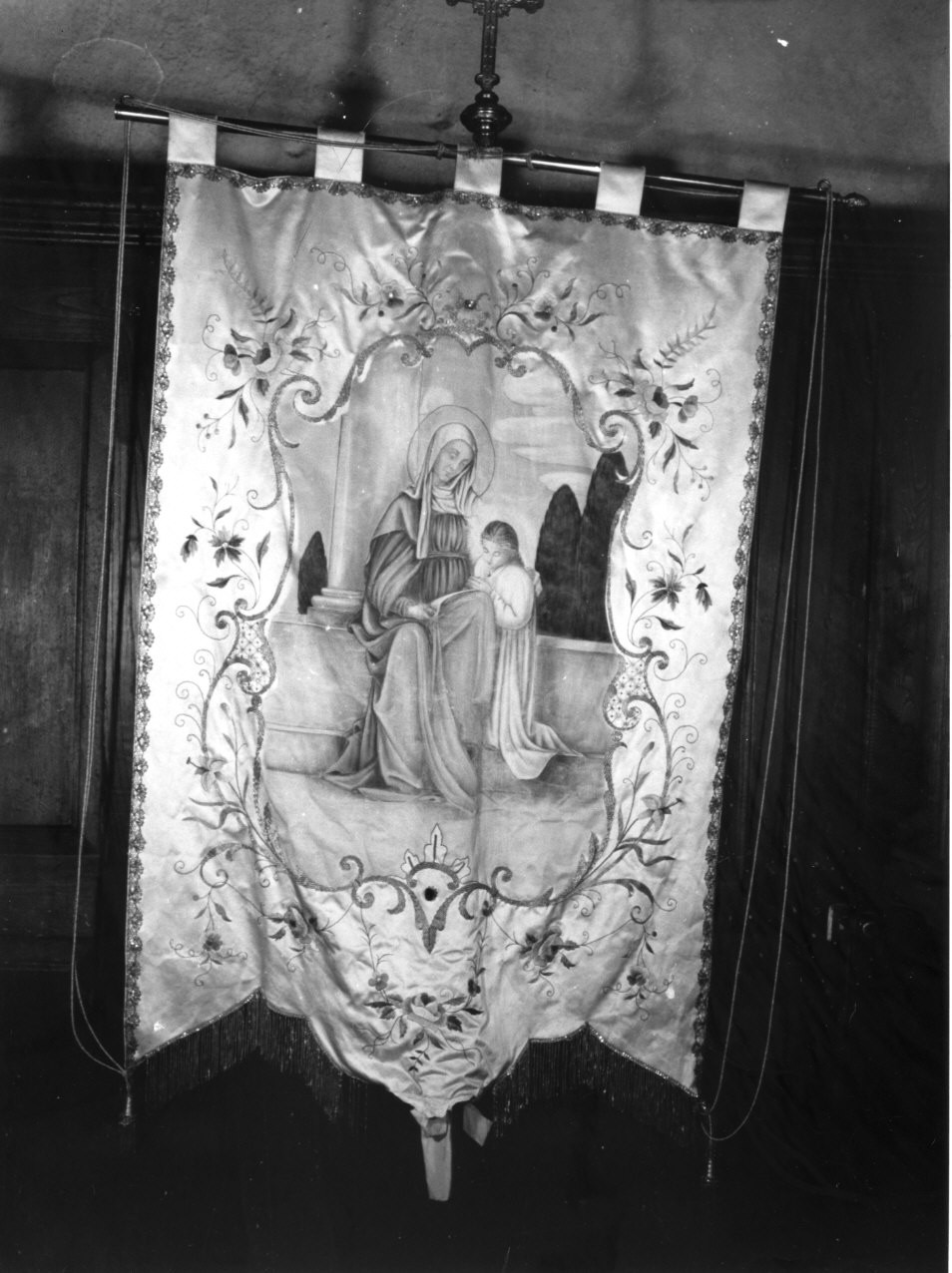 Madonna con altri personaggi (stendardo processionale, opera isolata) - manifattura italiana (fine sec. XIX)