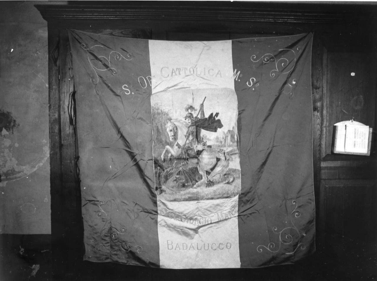 San Giorgio uccide il drago (bandiera, opera isolata) - manifattura italiana (fine sec. XIX)
