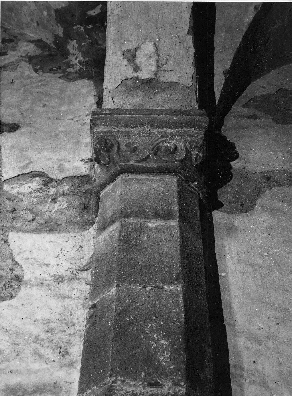 capitello di colonna, opera isolata - bottega ligure (secc. XV/ XVI)