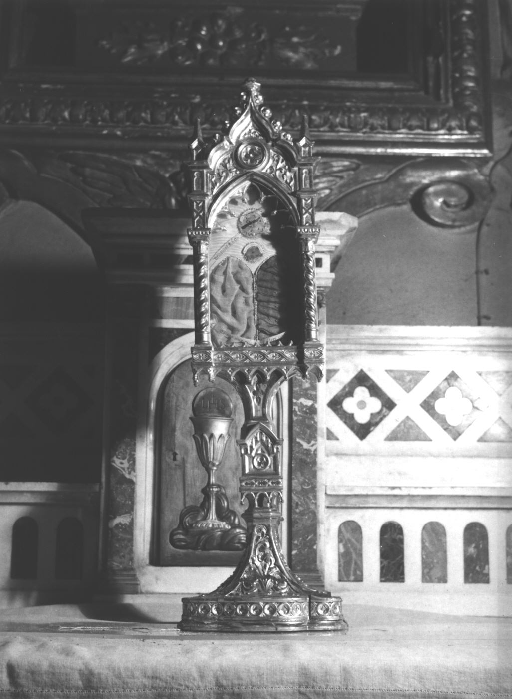 motivi decorativi a medaglioni/ motivi decorativi geometrici/ motivi decorativi vegetali/ motivi decorativi architettonici (reliquiario - a ostensorio, opera isolata) - bottega ligure (sec. XX)