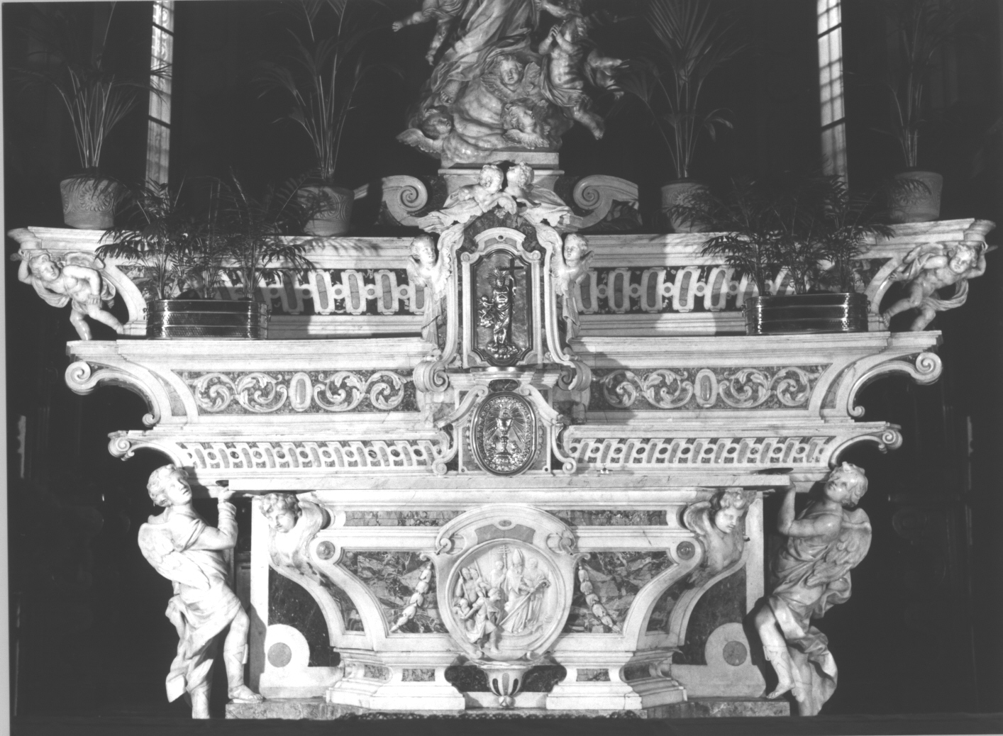 Sant'Ambrogio incontra l'imperatore Teodosio/ Cristo abbraccia la croce/ angeli/ angioletti/ ostensorio/ motivi decorativi geometrici/ motivi decorativi a volute/ motivi decorativi a girali vegetali (altare maggiore, opera isolata) - bottega ligure (sec. XVIII)