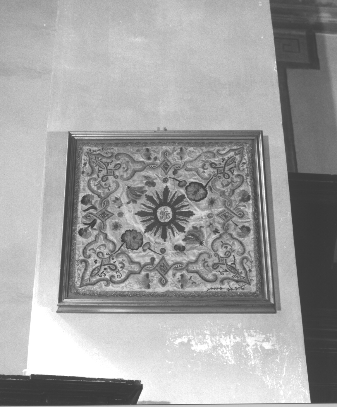 motivi decorativi a volute/ motivi decorativi floreali/ motivo decorativo a intreccio (velo di calice, opera isolata) - manifattura ligure (secc. XIX/ XX)