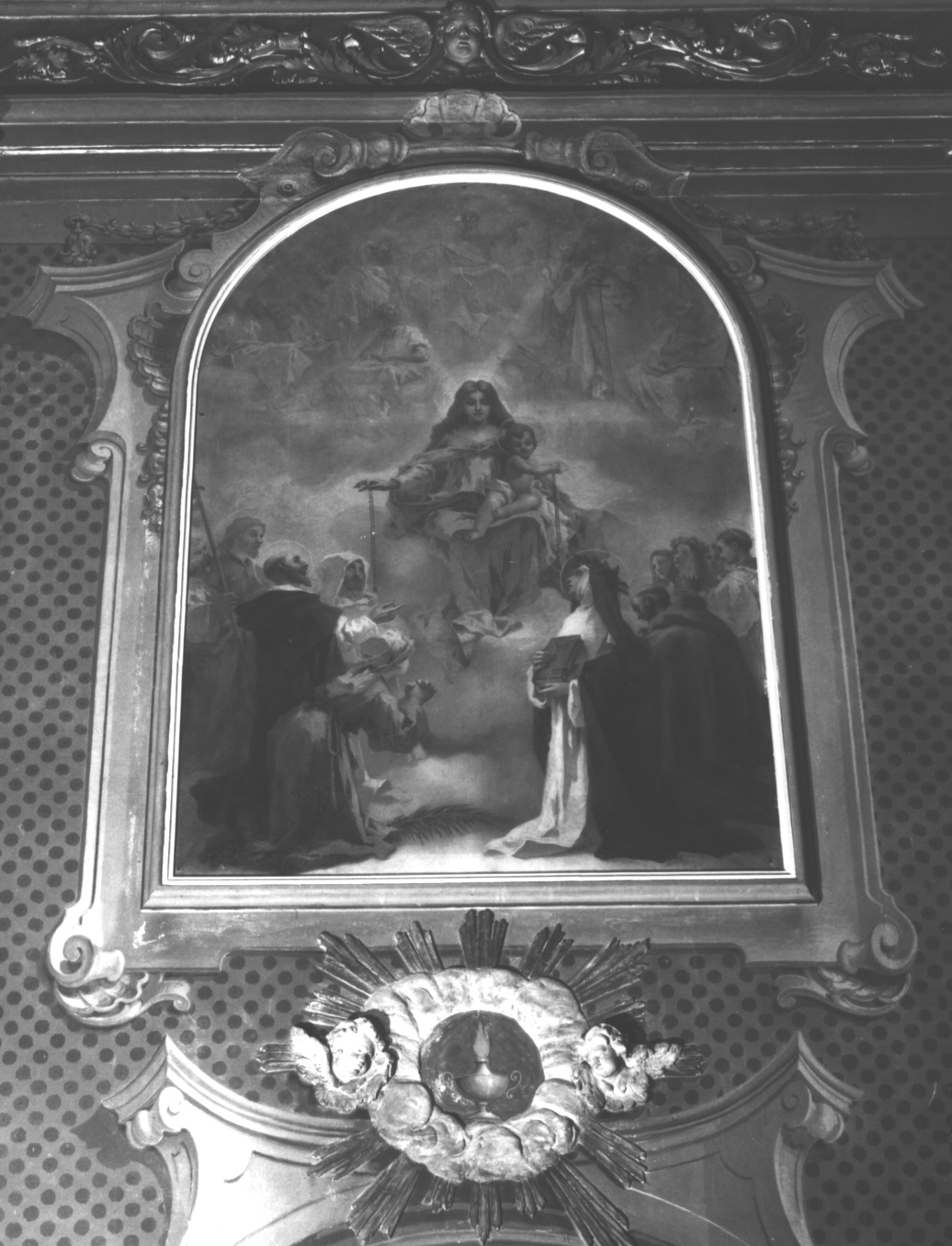 Madonna del Rosario con San Domenico, Santa Caterina da Siena, San Francesco e altri santi (dipinto, opera isolata) di Orgero Carlo (attribuito) (sec. XX)