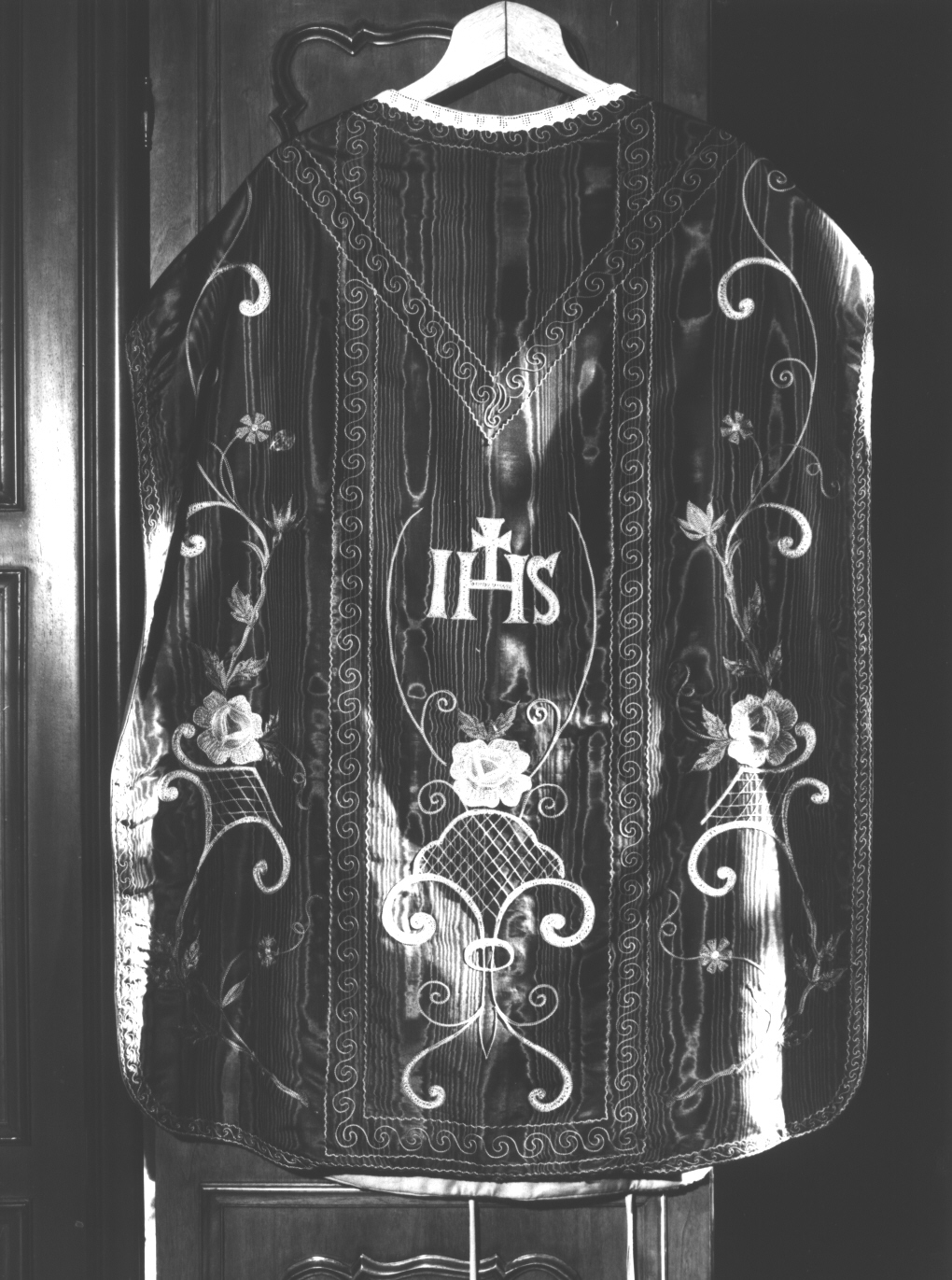 motivo decorativo: vaso/ motivi decorativi floreali (pianeta, elemento d'insieme) - manifattura ligure (sec. XX)