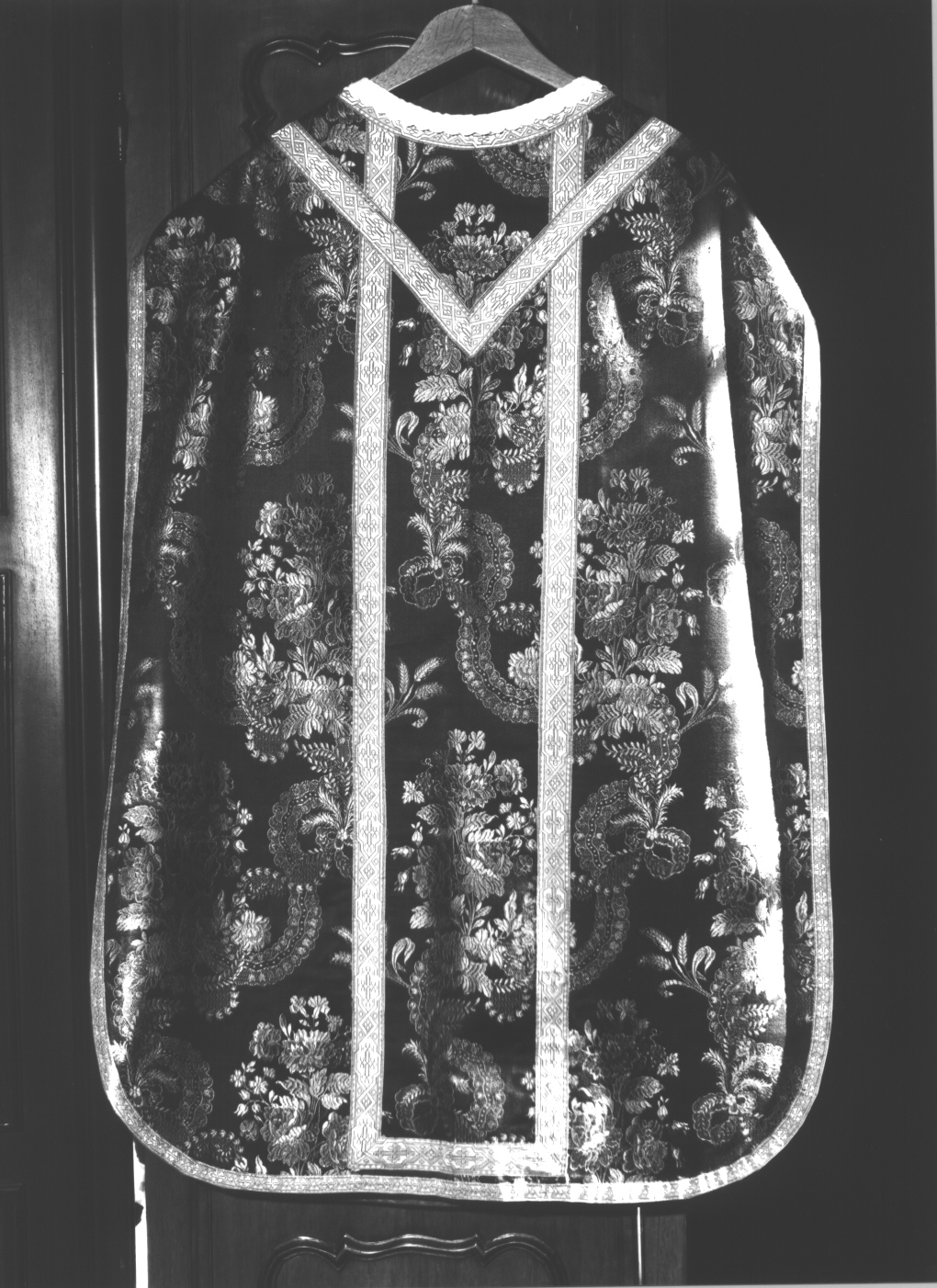 simboli eucaristici/ motivi decorativi floreali/ motivi decorativi astratti (pianeta, elemento d'insieme) - manifattura genovese (sec. XX)