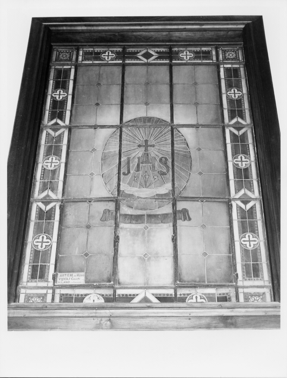 monogramma cristologico (vetrata, serie) di Visioli Celeste (primo quarto sec. XX)