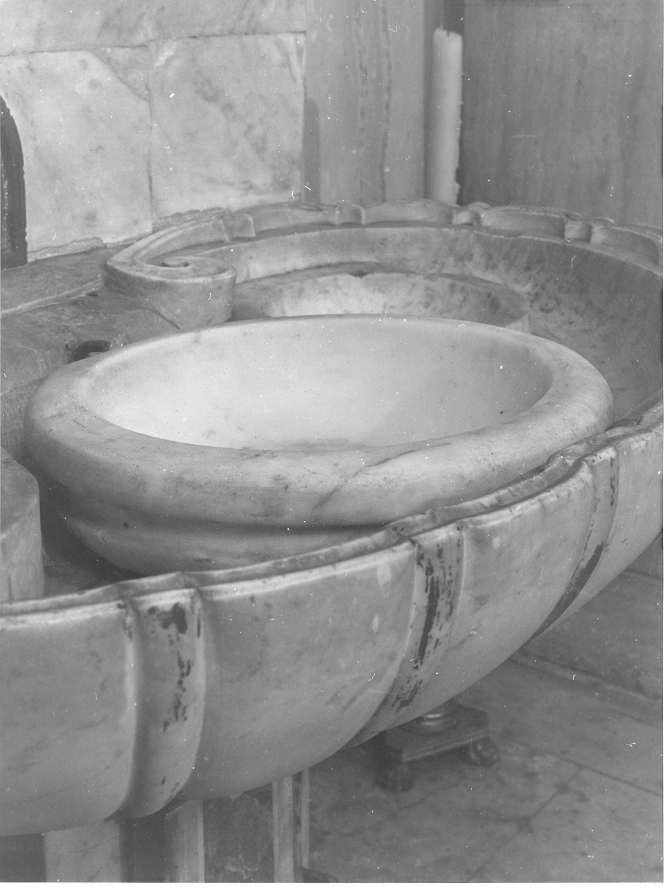 acquasantiera, opera isolata - bottega ligure (fine/inizio secc. XVIII/ XIX)