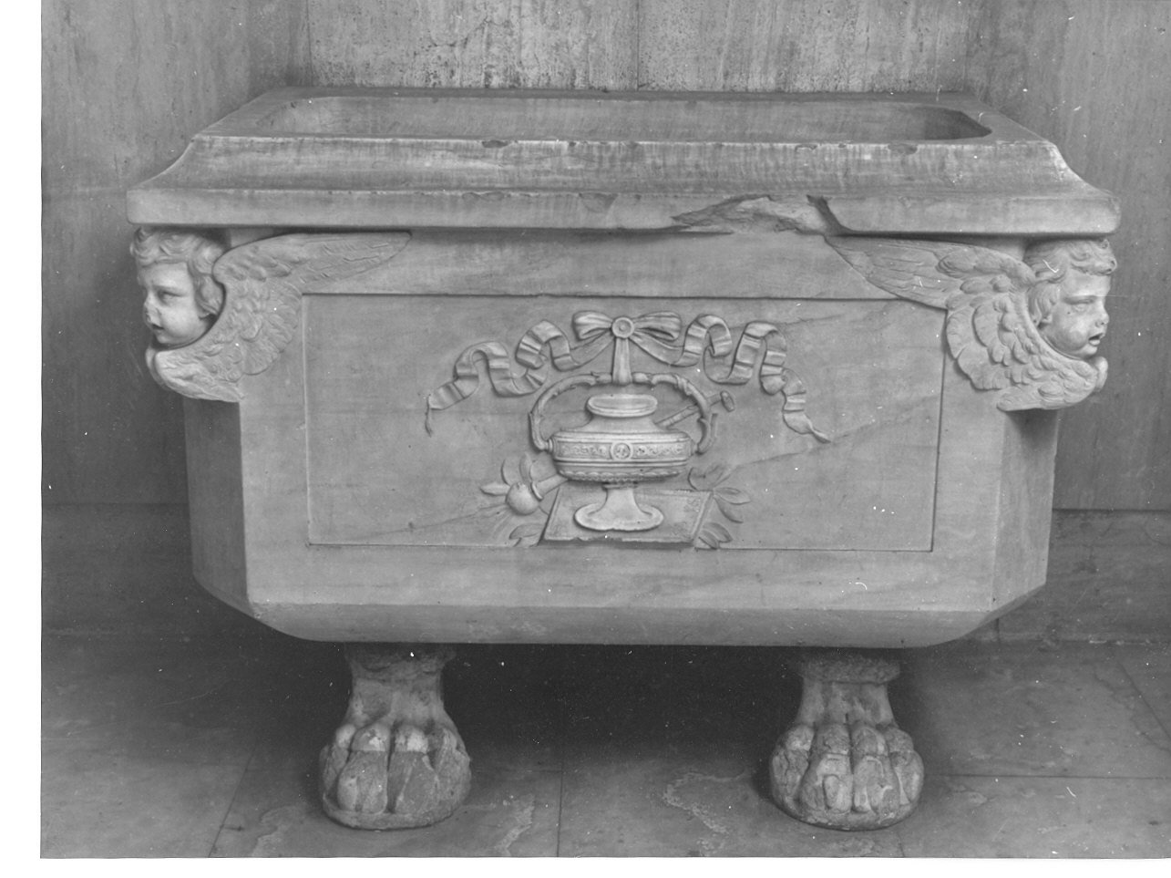 testa alata (vasca, opera isolata) - bottega ligure (inizio sec. XVII)