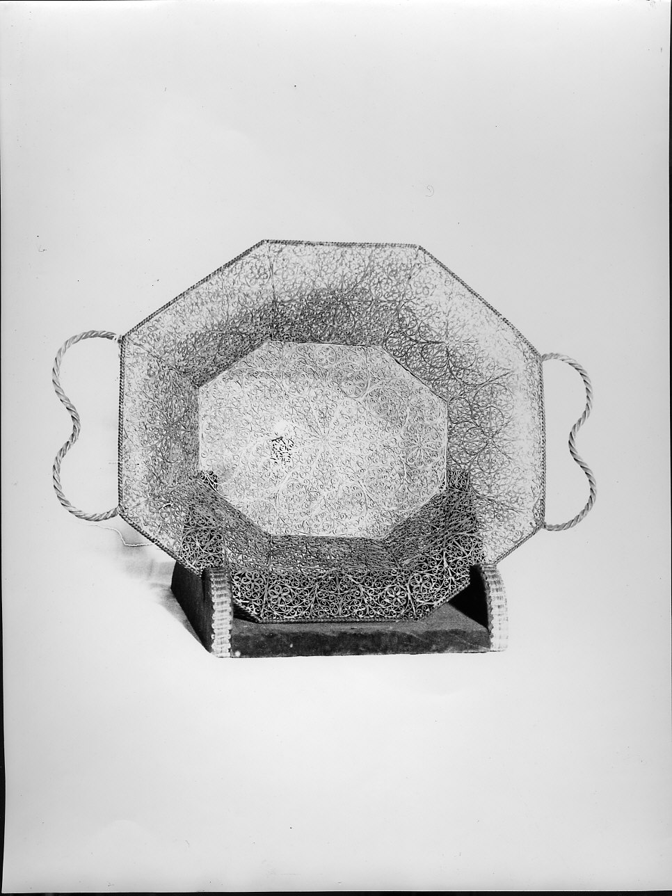 motivi decorativi (vassoio con manici, opera isolata) - bottega ligure (metà sec. XIX)