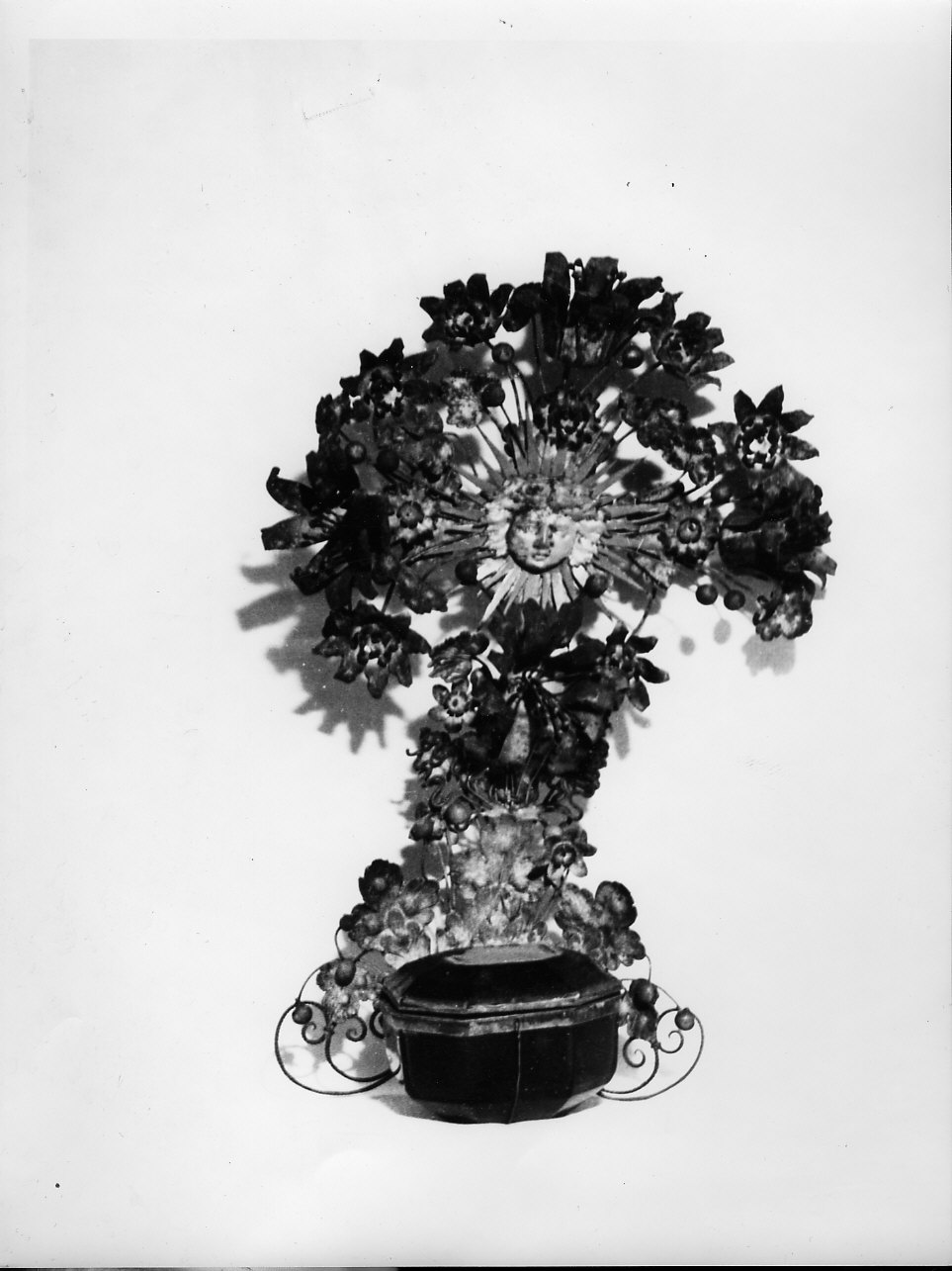 motivi decorativi vegetali (acquasantiera da parete, opera isolata) - bottega italiana (secc. XVIII/ XIX)