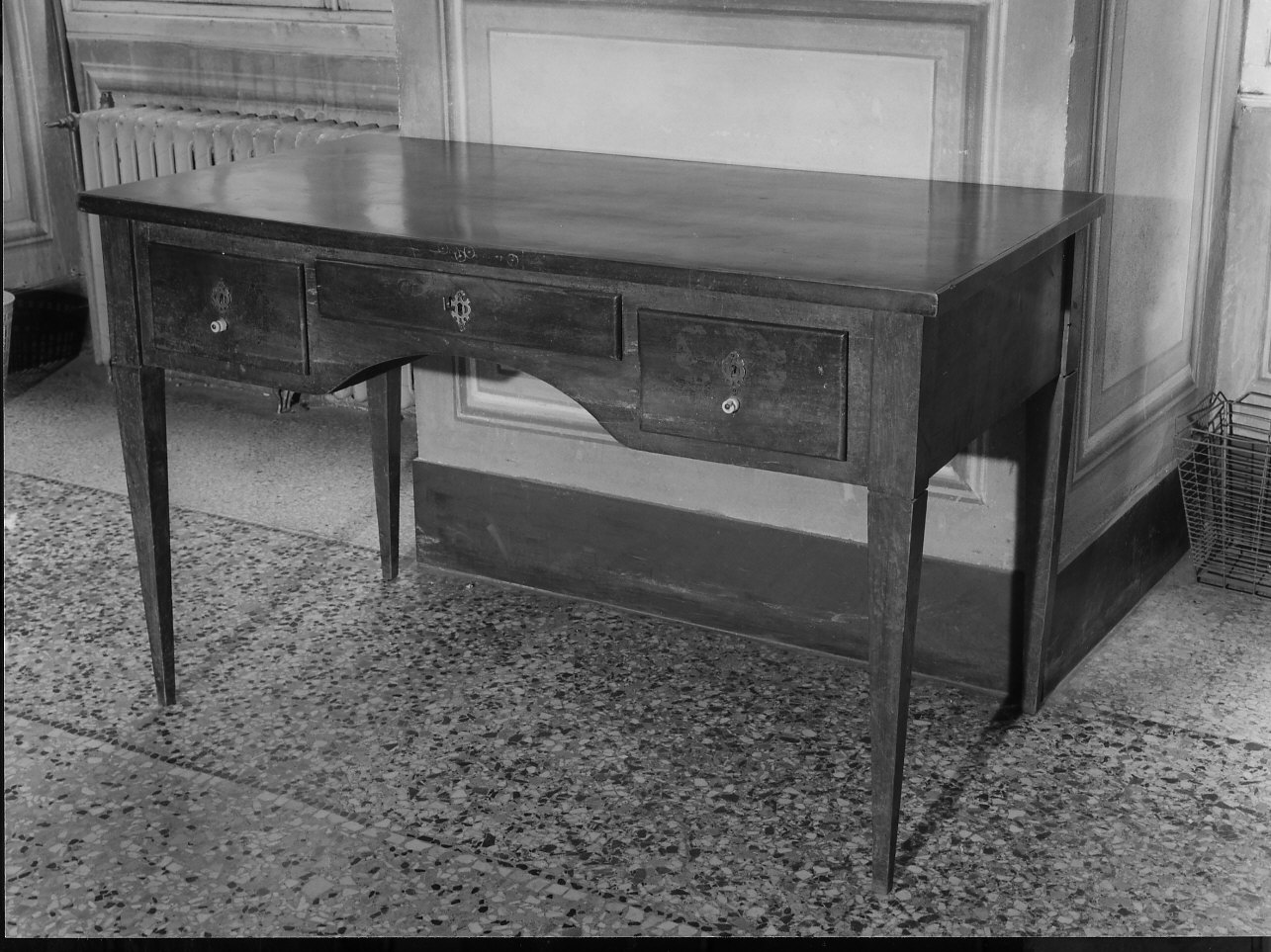 bureau-plat, opera isolata - bottega ligure (prima metà sec. XIX)