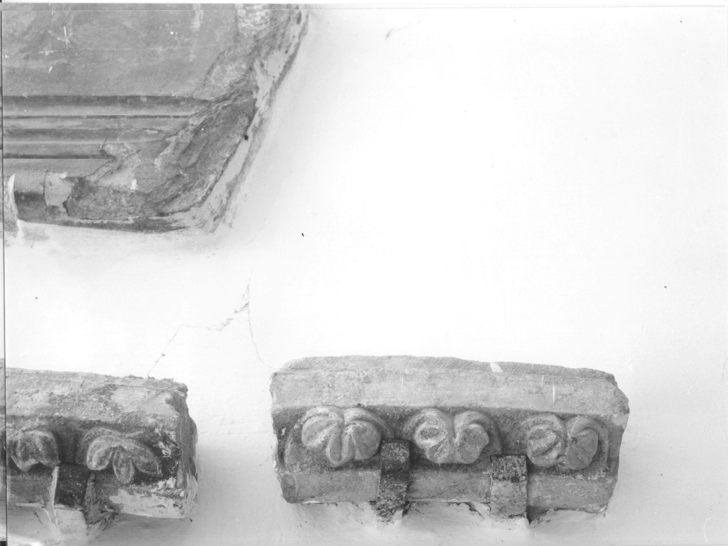 motivi decorativi floreali (decorazione plastica, frammento) - bottega italiana (primo quarto sec. XV)