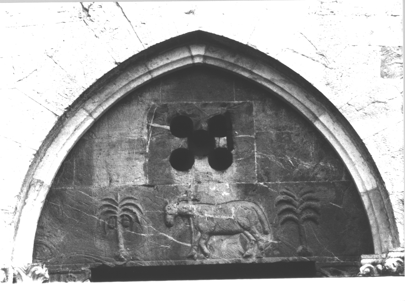 Agnus Dei con croce e palme (rilievo, opera isolata) - bottega comacina (sec. XIV)