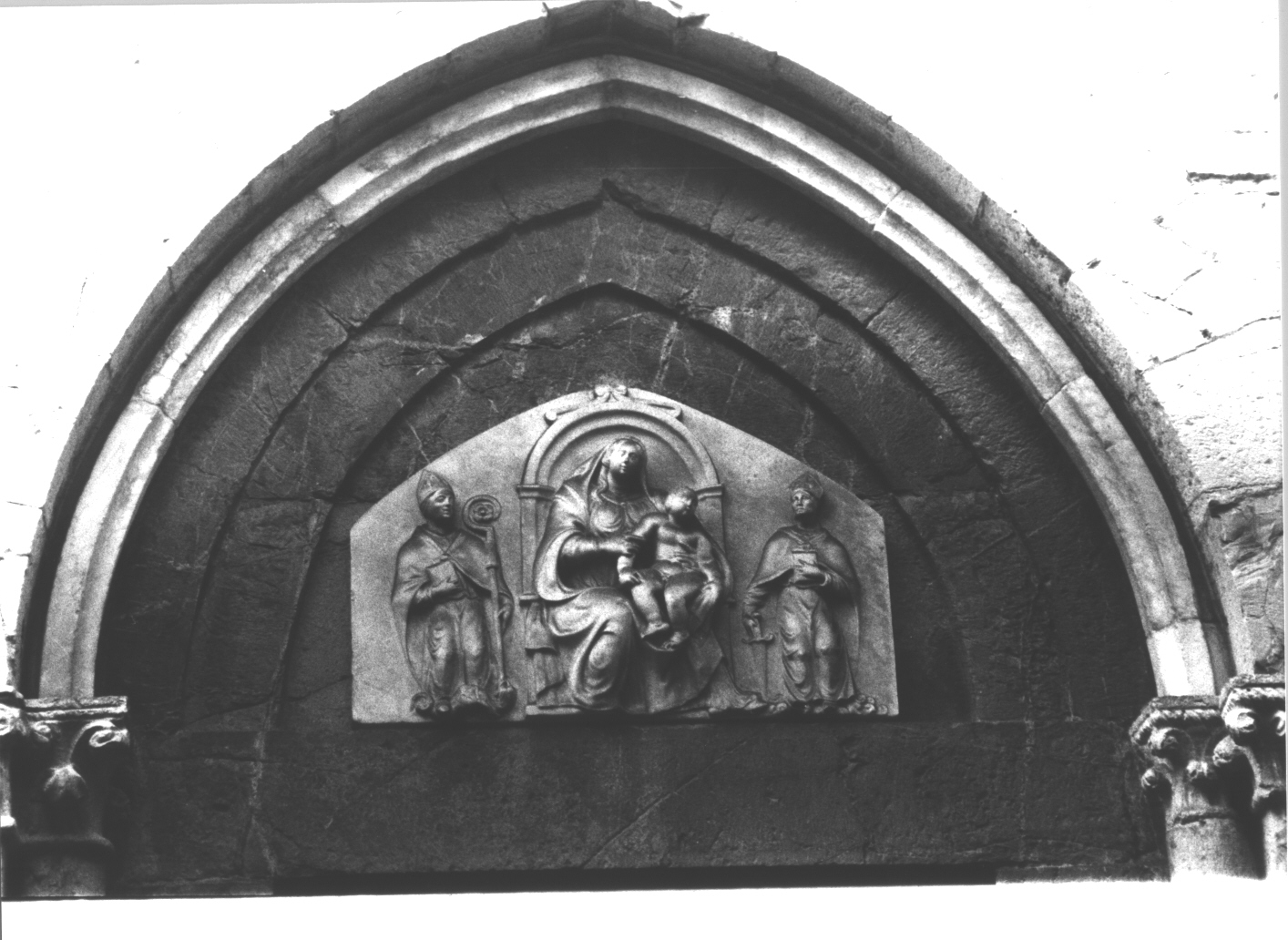 Madonna con Bambino in trono con San Siro e San Romolo (rilievo, opera isolata) - bottega italiana (sec. XVIII)