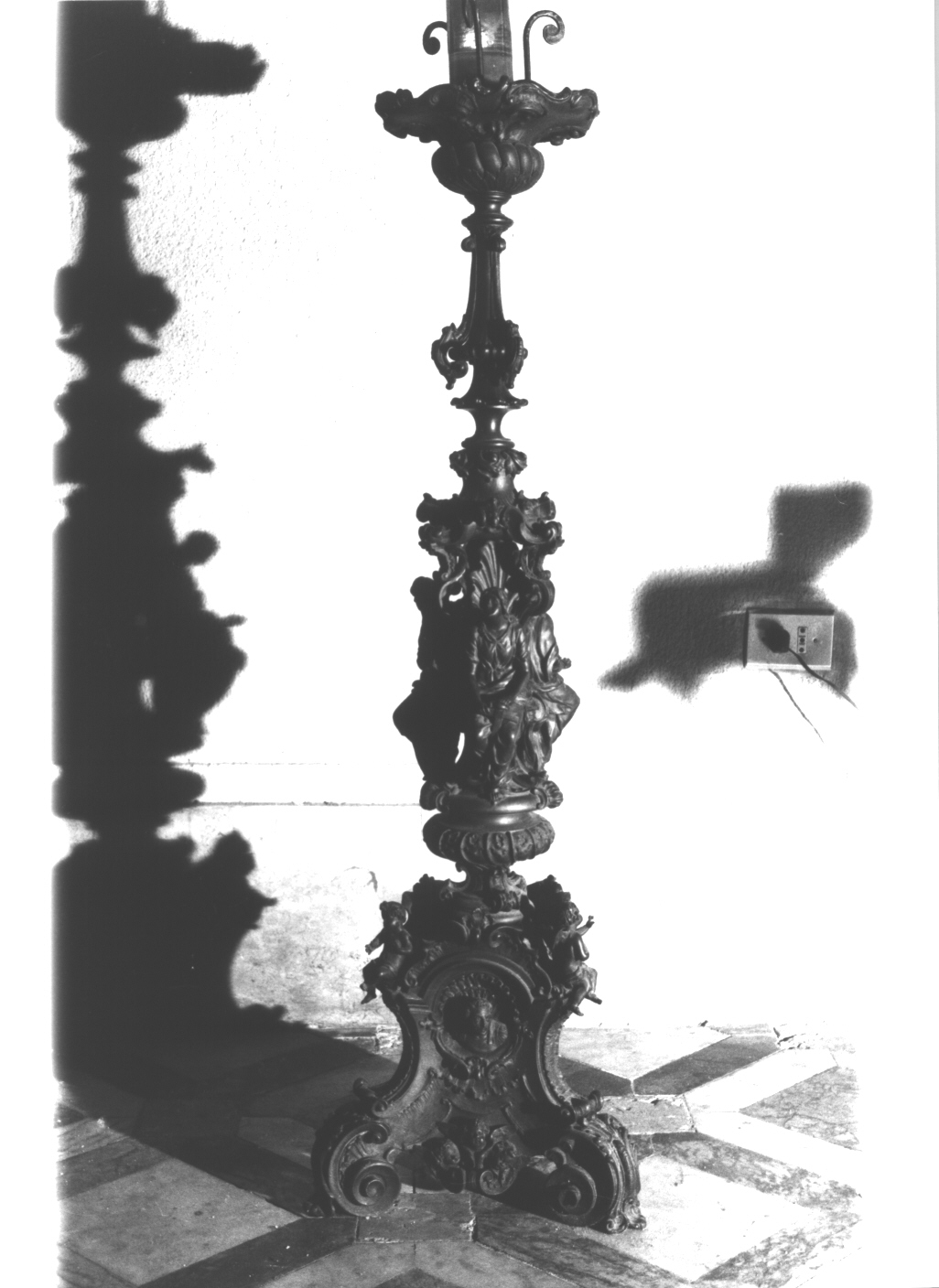 motivi decorativi vegetali/ angeli/ cherubini/ testa di santo/ Fede/ Speranza/ Carità (candelabro, opera isolata) - bottega italiana (primo quarto sec. XX)