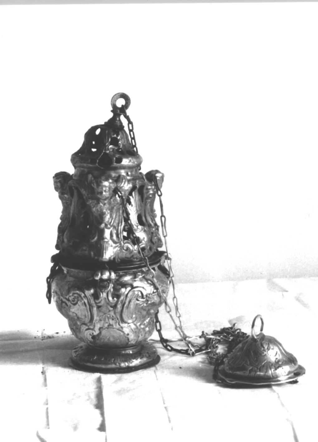 motivi decorativi a volute/ motivi decorativi vegetali/ angeli cariatidi (turibolo, opera isolata) - bottega ligure (sec. XVIII)