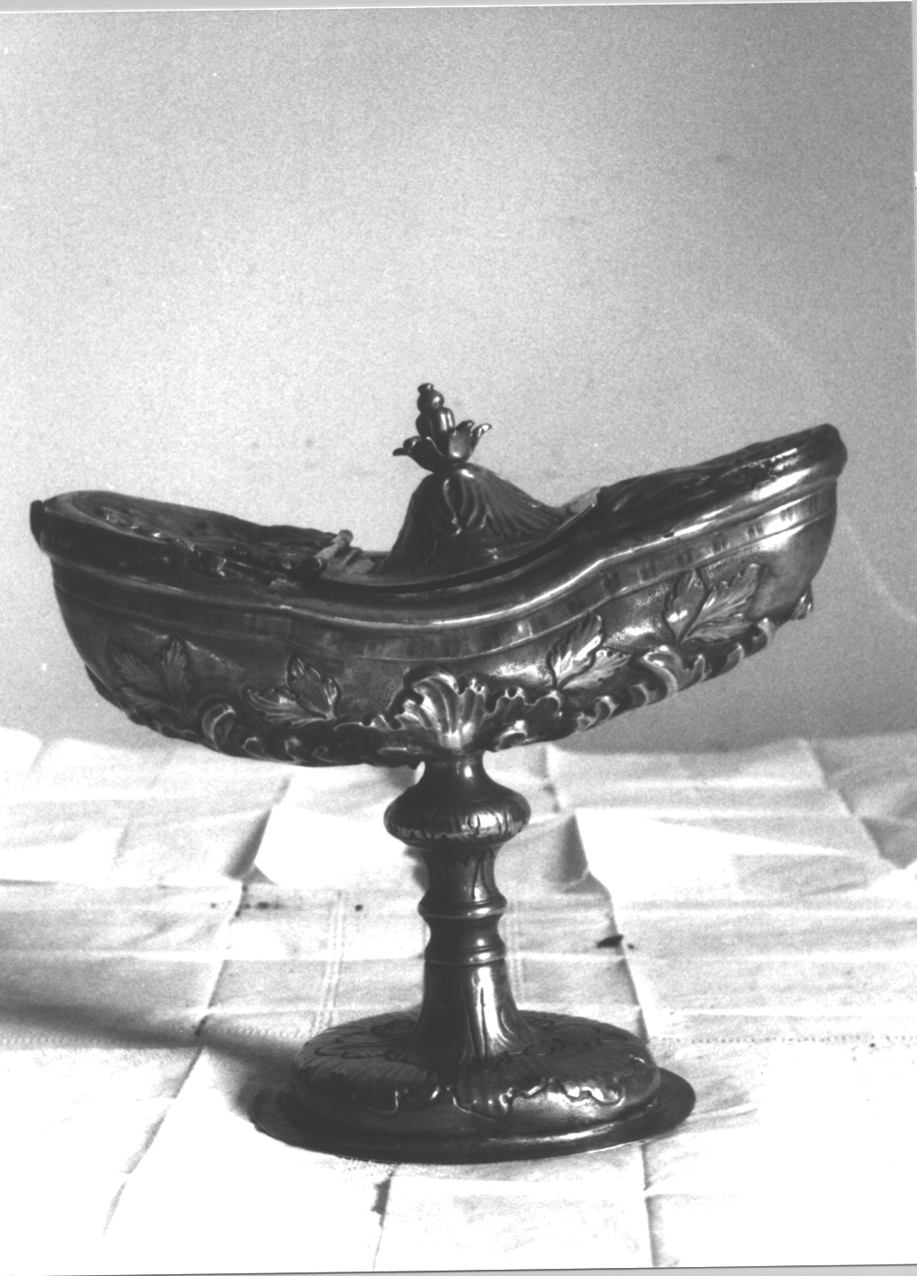 motivi decorativi vegetali/ motivi decorativi a tralci di vite (navicella portaincenso, opera isolata) - bottega ligure (sec. XVIII)