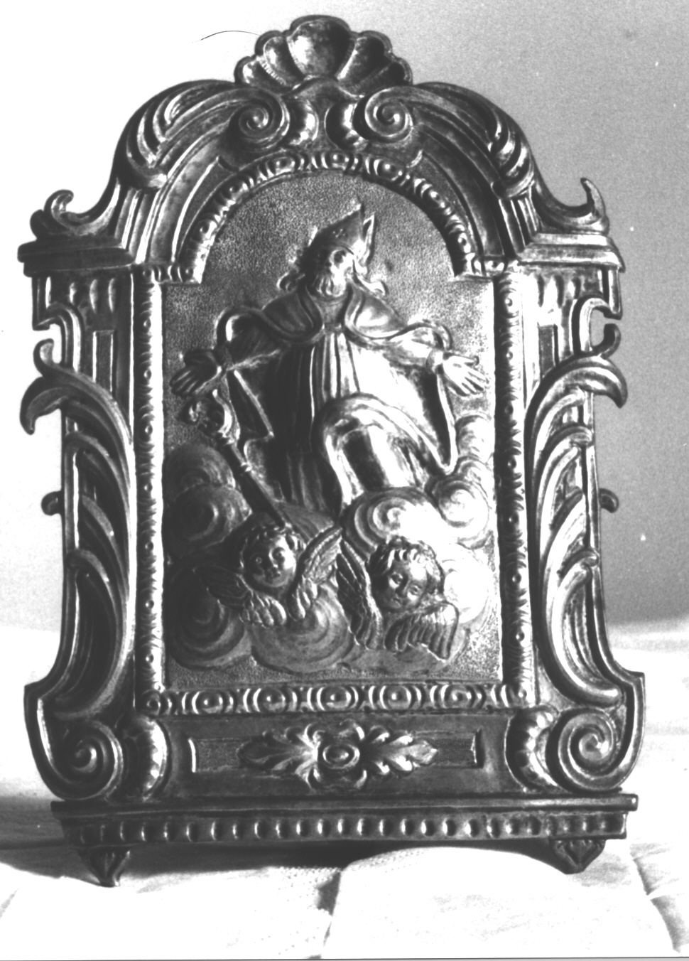 San Siro ascende al cielo/ motivi decorativi vegetali/ motivi decorativi a volute/ conchiglia (pace - a tavoletta, opera isolata) - bottega ligure (metà sec. XVII)