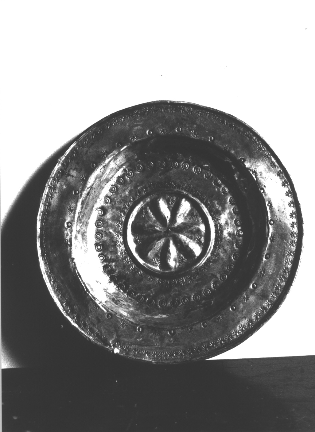 motivi decorativi geometrici/ motivi decorativi floreali (piatto, opera isolata) - bottega ligure (sec. XVI)