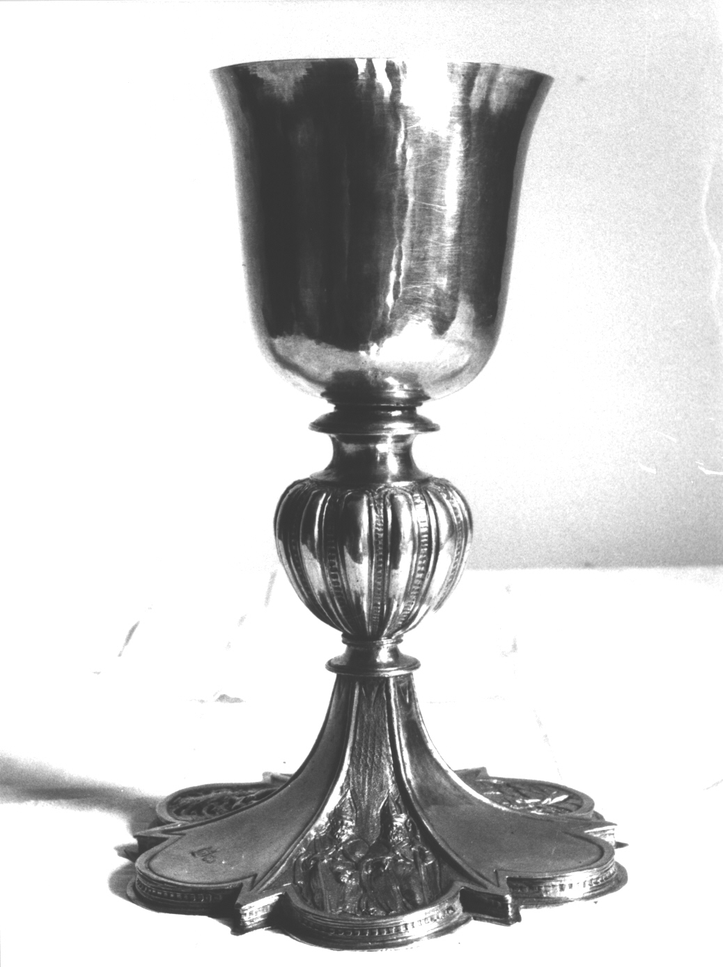 crocifissione/ Madonna con Bambino/ San Siro e San Romolo/ motivi decorativi geometrici/ motivi decorativi a dentelli (calice, opera isolata) - bottega ligure (sec. XVI)