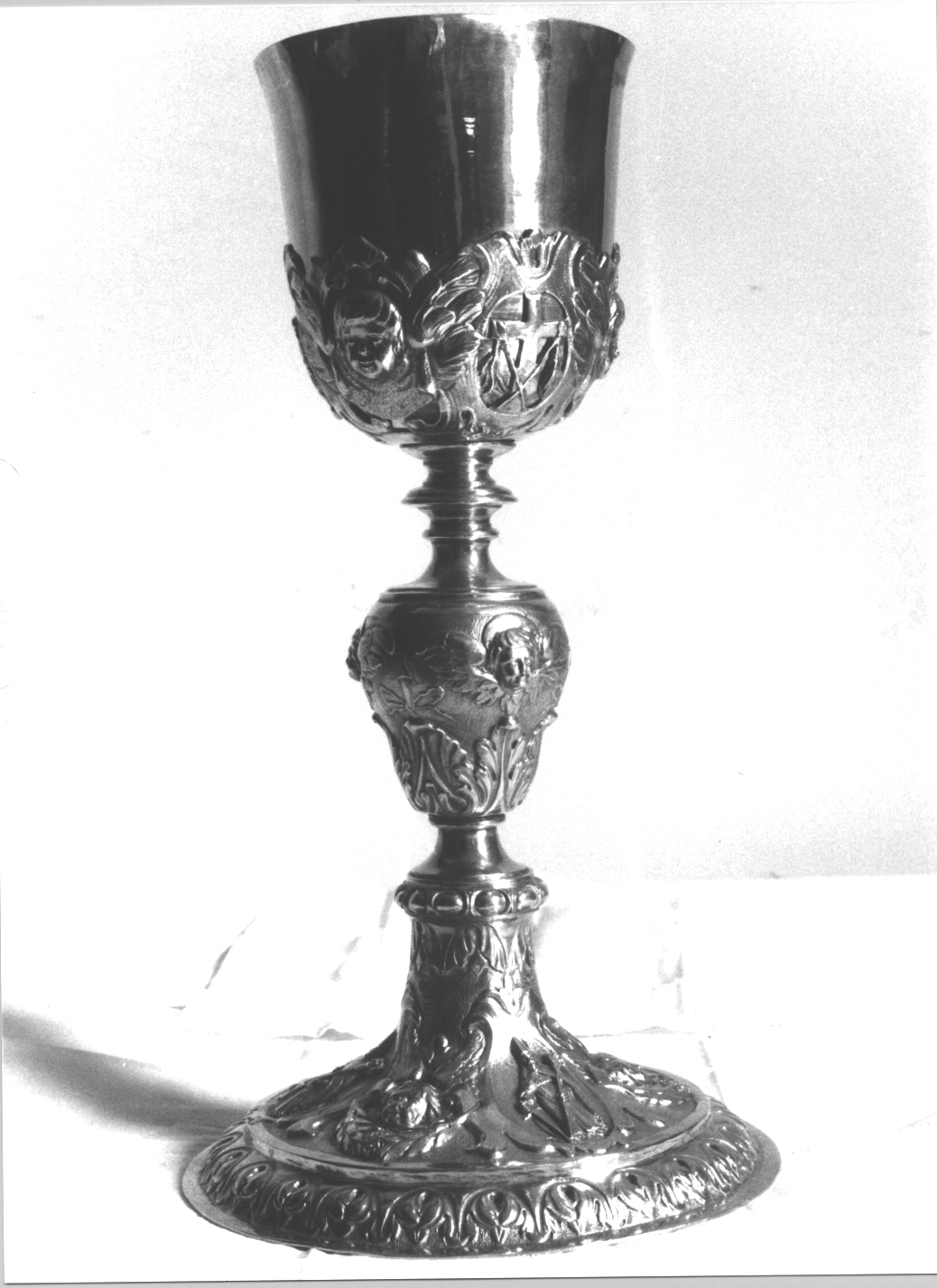 motivi decorativi a foglie d'acanto/ motivo decorativo a intreccio/ motivi decorativi floreali/ testa alata/ Immacolata Concezione/ San Siro/ San Romolo/ simboli della passione (calice, opera isolata) - bottega ligure (sec. XVII)