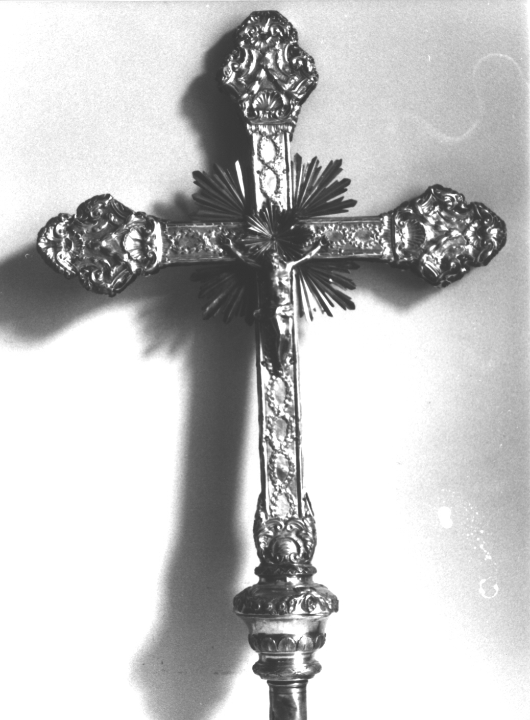 Cristo crocifisso/ motivi decorativi vegetali/ motivi decorativi a volute/ motivi decorativi floreali (croce processionale, opera isolata) - bottega ligure (sec. XVIII)