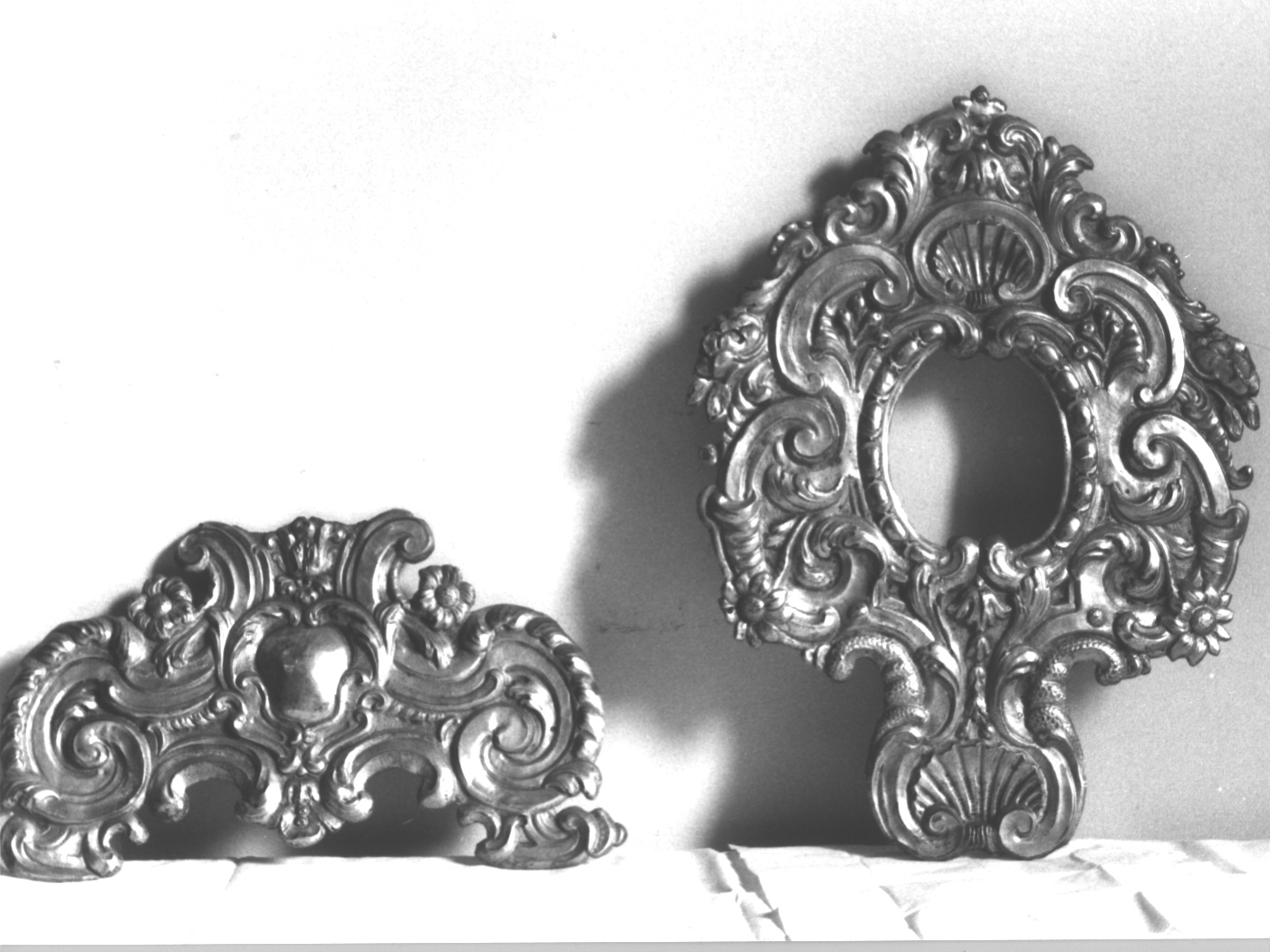 motivi decorativi vegetali/ motivi decorativi a volute/ motivi decorativi floreali/ conchiglia/ Sacro Cuore di Gesù (reliquiario - a ostensorio, opera isolata) - bottega ligure (inizio sec. XVIII)