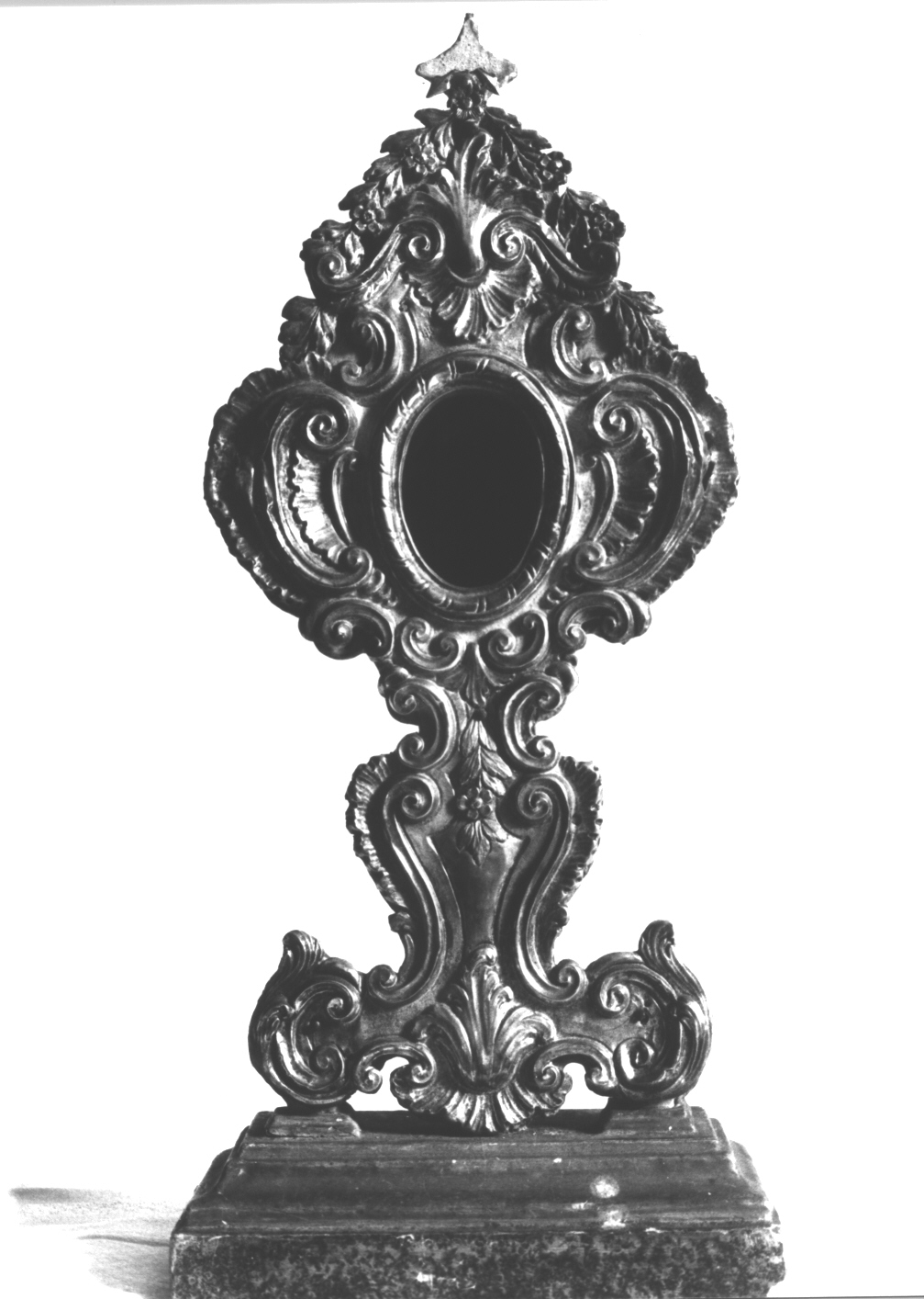 motivi decorativi vegetali/ motivi decorativi a volute/ motivi decorativi floreali (reliquiario - a ostensorio, opera isolata) - bottega ligure (sec. XVIII)