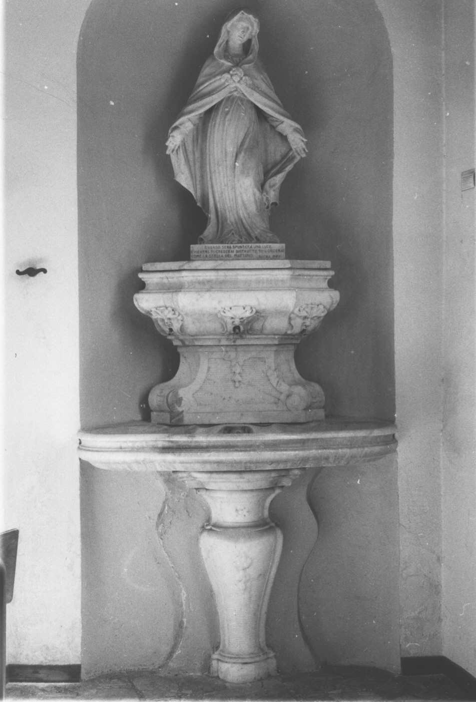 motivi decorativi geometrici e vegetali/ motivi decorativi a volute/ mascherone (lavabo da sacrestia, elemento d'insieme) - bottega ligure (sec. XVIII)