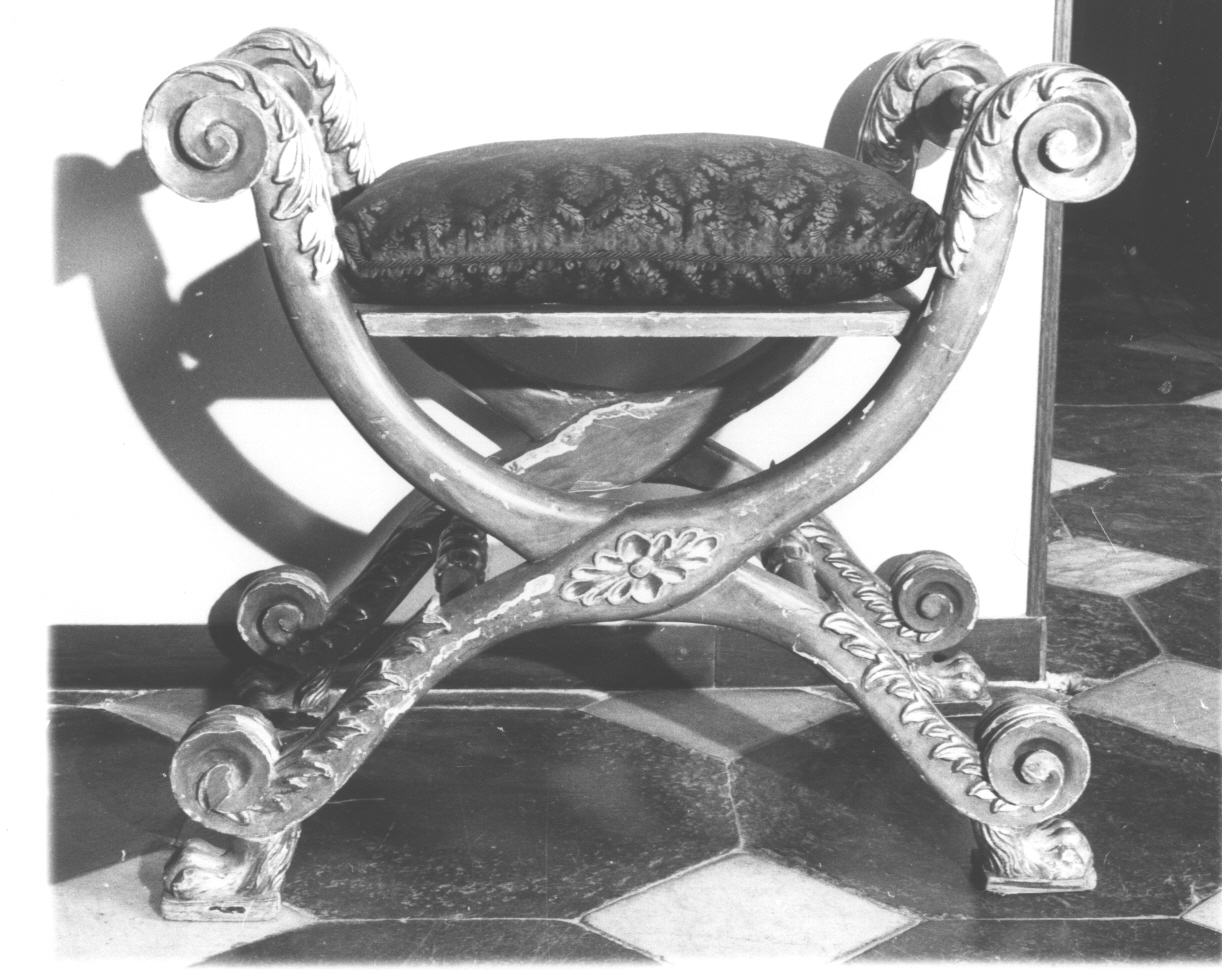 motivo decorativo zoomorfo/ motivo decorativo a volute/ motivo decorativo a foglie d'acanto/ motivo decorativo floreale (sgabello, opera isolata) - bottega ligure (primo quarto sec. XIX)