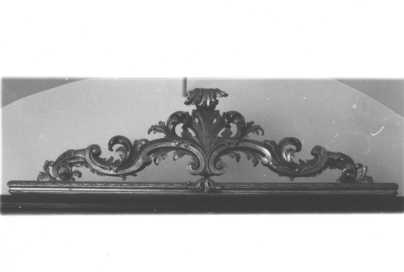 motivo decorativo a volute/ motivo decorativo a foglie d'acanto (cimasa, coppia) - bottega ligure (sec. XIX)