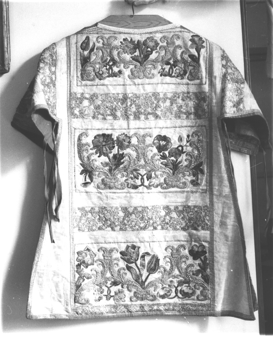 motivi decorativi floreali/ motivi decorativi vegetali/ motivi decorativi geometrici (dalmatica, elemento d'insieme) - manifattura ligure (sec. XVII)