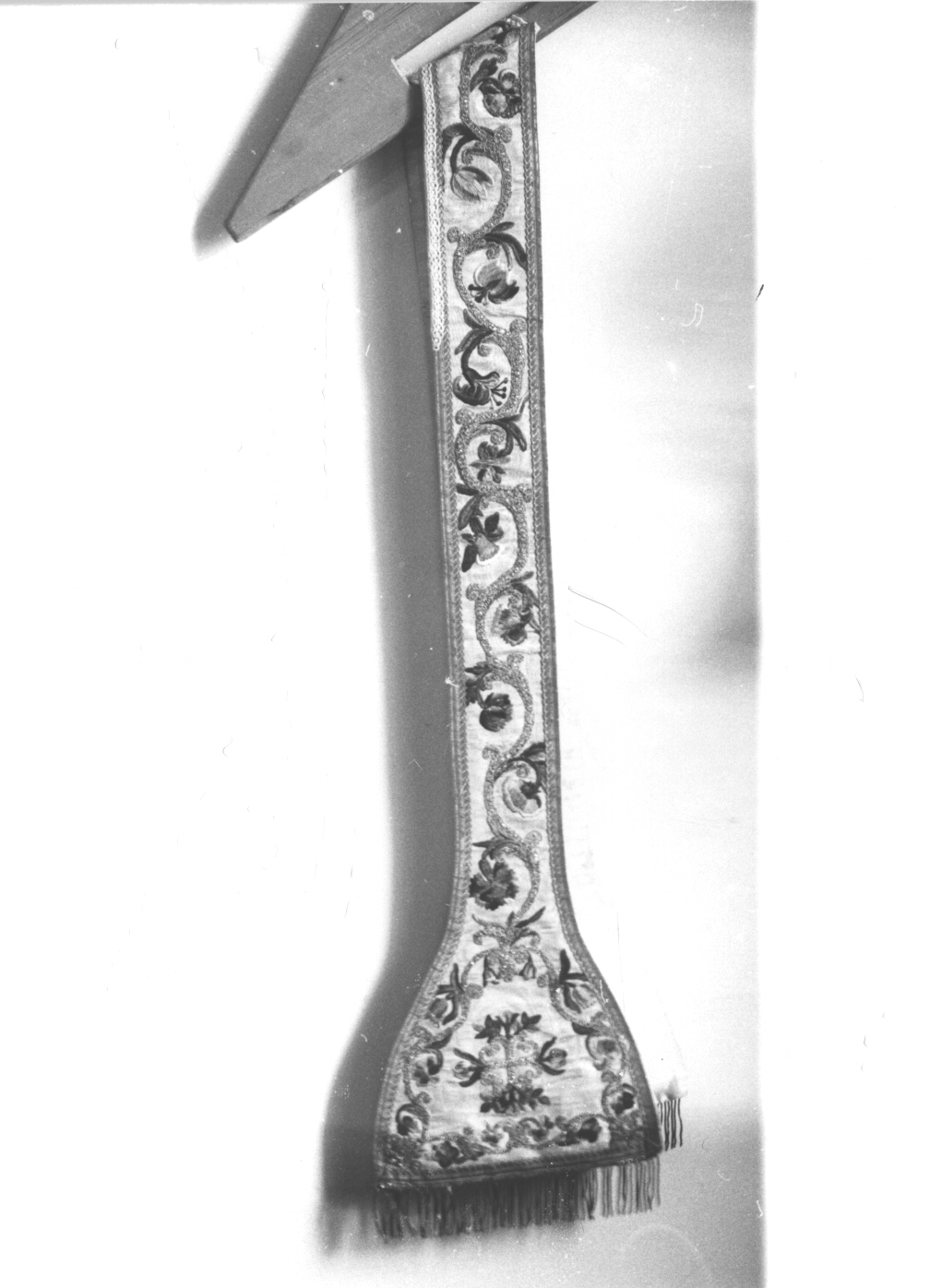 motivi decorativi floreali/ motivi decorativi a girali vegetali/ motivi decorativi a volute (stola, elemento d'insieme) - manifattura ligure (sec. XVII)