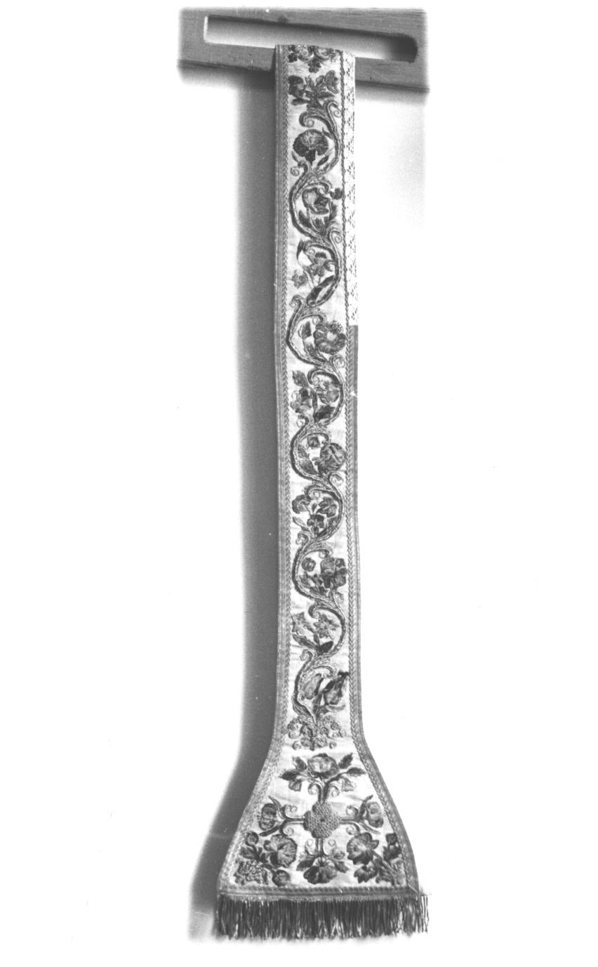 motivi decorativi floreali/ motivi decorativi a girali vegetali/ motivi decorativi a volute (stola, elemento d'insieme) - manifattura ligure (sec. XVII)