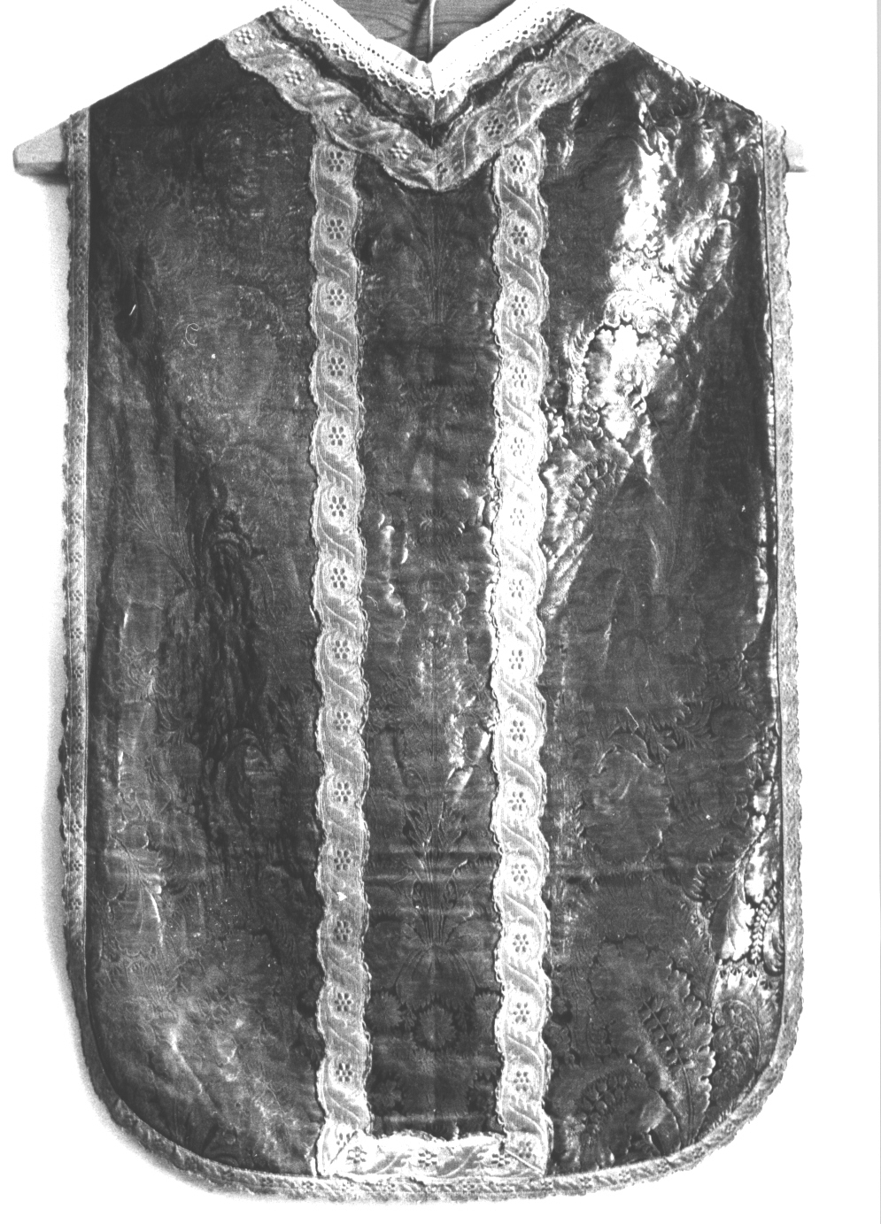 motivi decorativi floreali/ motivi decorativi vegetali/ frutti/ motivo decorativo geometrico (pianeta, elemento d'insieme) - manifattura ligure (primo quarto sec. XVIII)