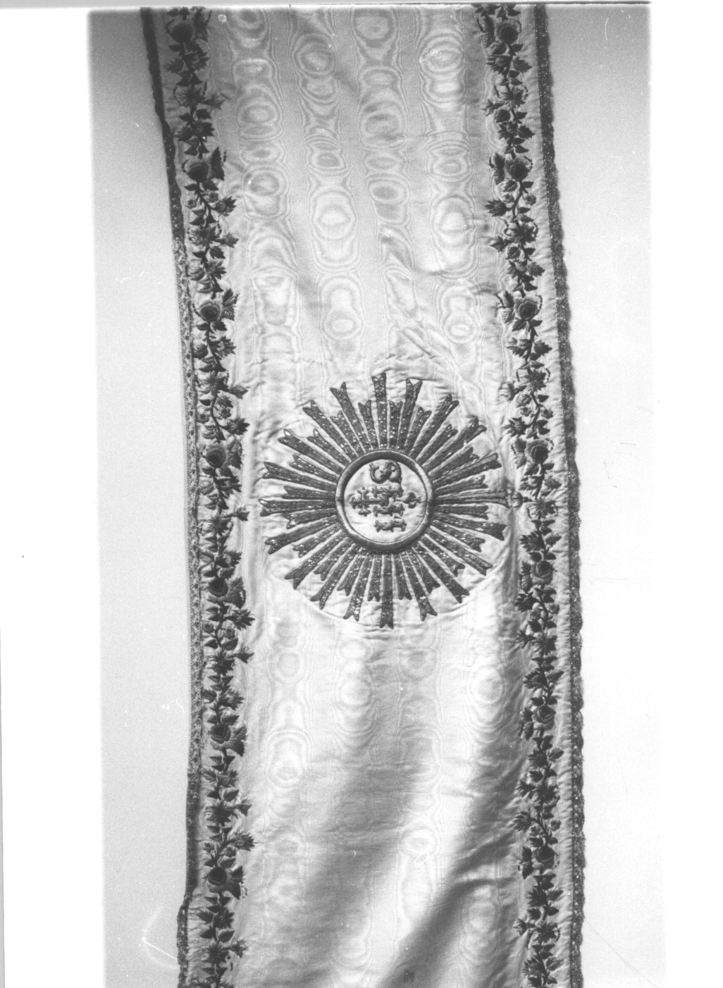 motivi decorativi floreali/ monogramma cristologico/ ostia raggiata (velo omerale, opera isolata) - manifattura ligure (fine sec. XVIII)