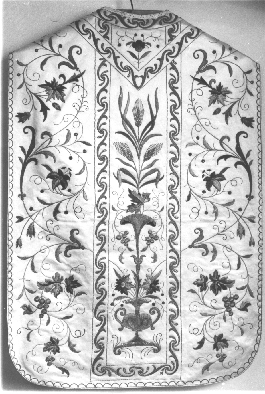 motivi decorativi a girali vegetali/ motivi decorativi floreali/ simboli eucaristici (pianeta, elemento d'insieme) - manifattura ligure (sec. XIX)