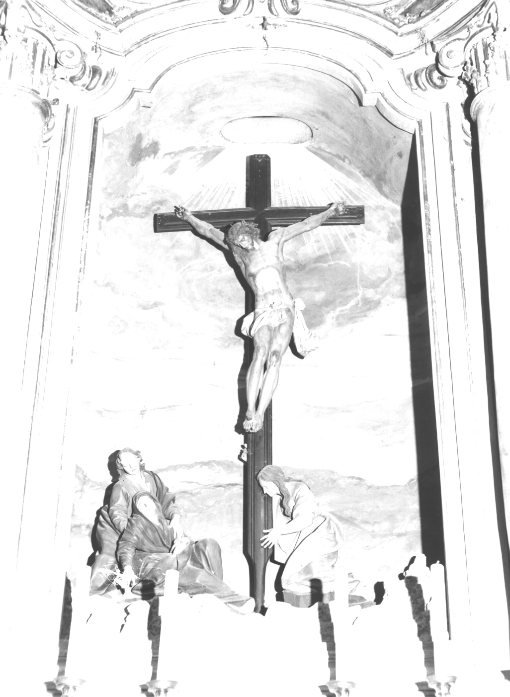 Cristo crocifisso con la Madonna, Santa Maria Maddalena e San Giovanni evangelista (gruppo scultoreo, insieme) - bottega ligure (sec. XVIII)