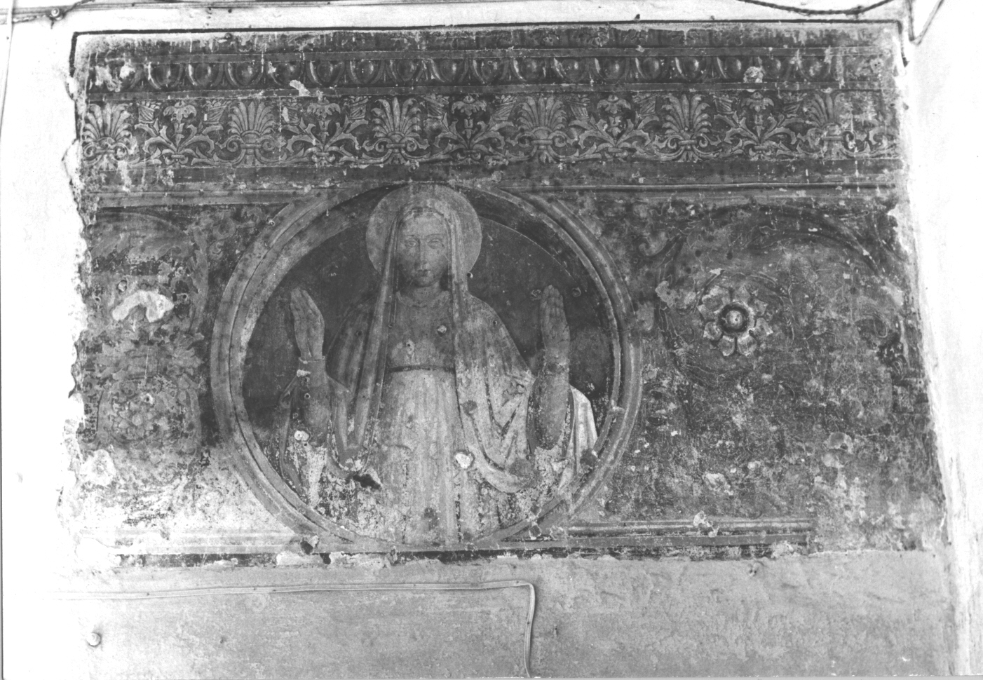 Santa (decorazione pittorica, frammento) di Nicolò di Lombarduccio detto Corso Nicolò (e aiuti) (sec. XV)