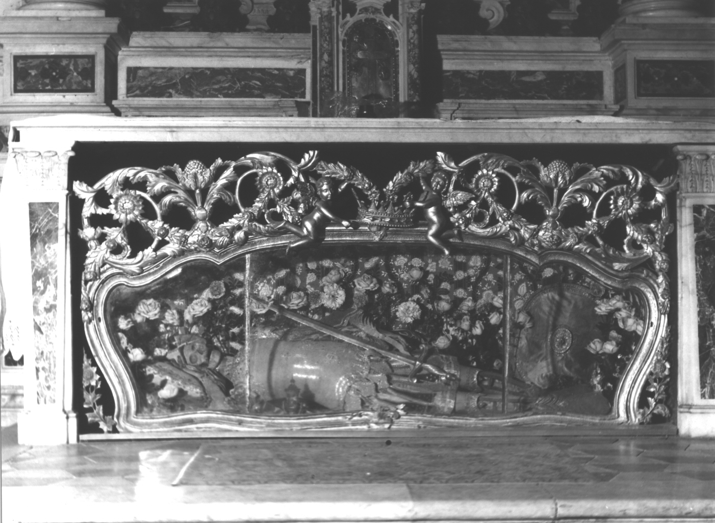 motivi decorativi a foglie d'acanto/ motivi decorativi a girali vegetali/ putti reggicorona (urna - a sarcofago, elemento d'insieme) - bottega ligure (sec. XVIII, sec. XIX)