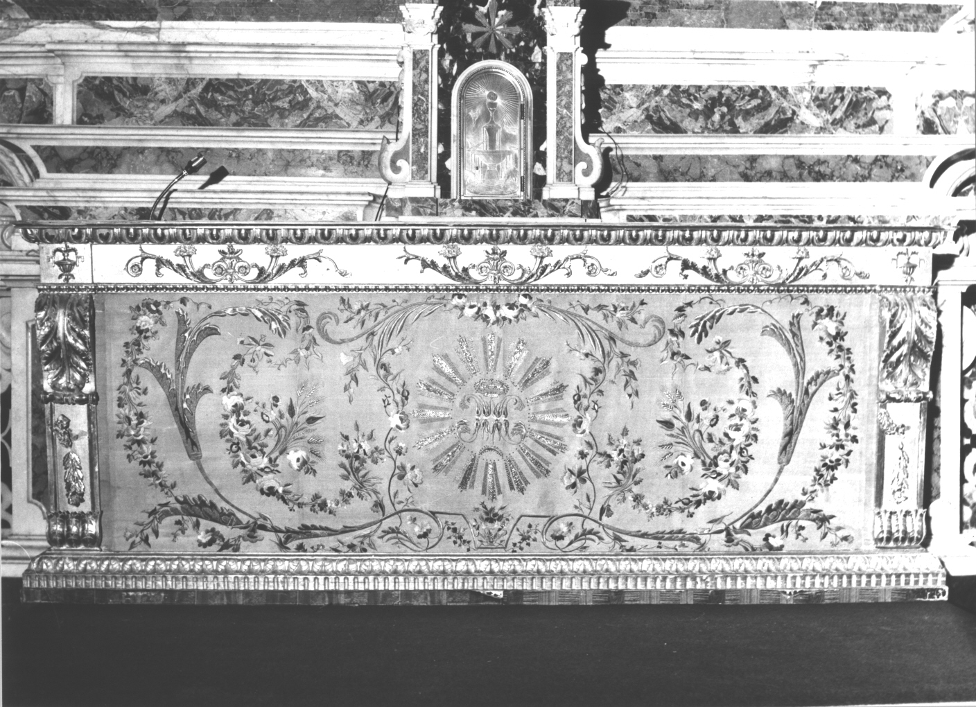 motivi decorativi a girali vegetali e floreali (paliotto, elemento d'insieme) - manifattura ligure (sec. XIX)