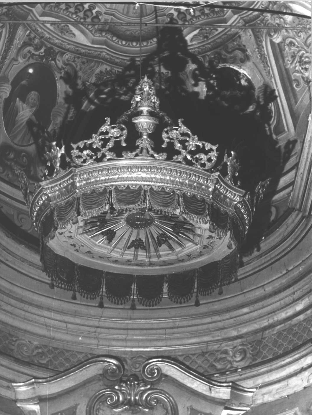 motivi decorativi a girali vegetali/ motivi decorativi a tralci di vite/ motivi decorativi a foglie d'acanto/ motivi decorativi vegetali/ cherubini/ vaso con fiori (baldacchino - a corona, opera isolata) - bottega ligure (primo quarto sec. XIX)