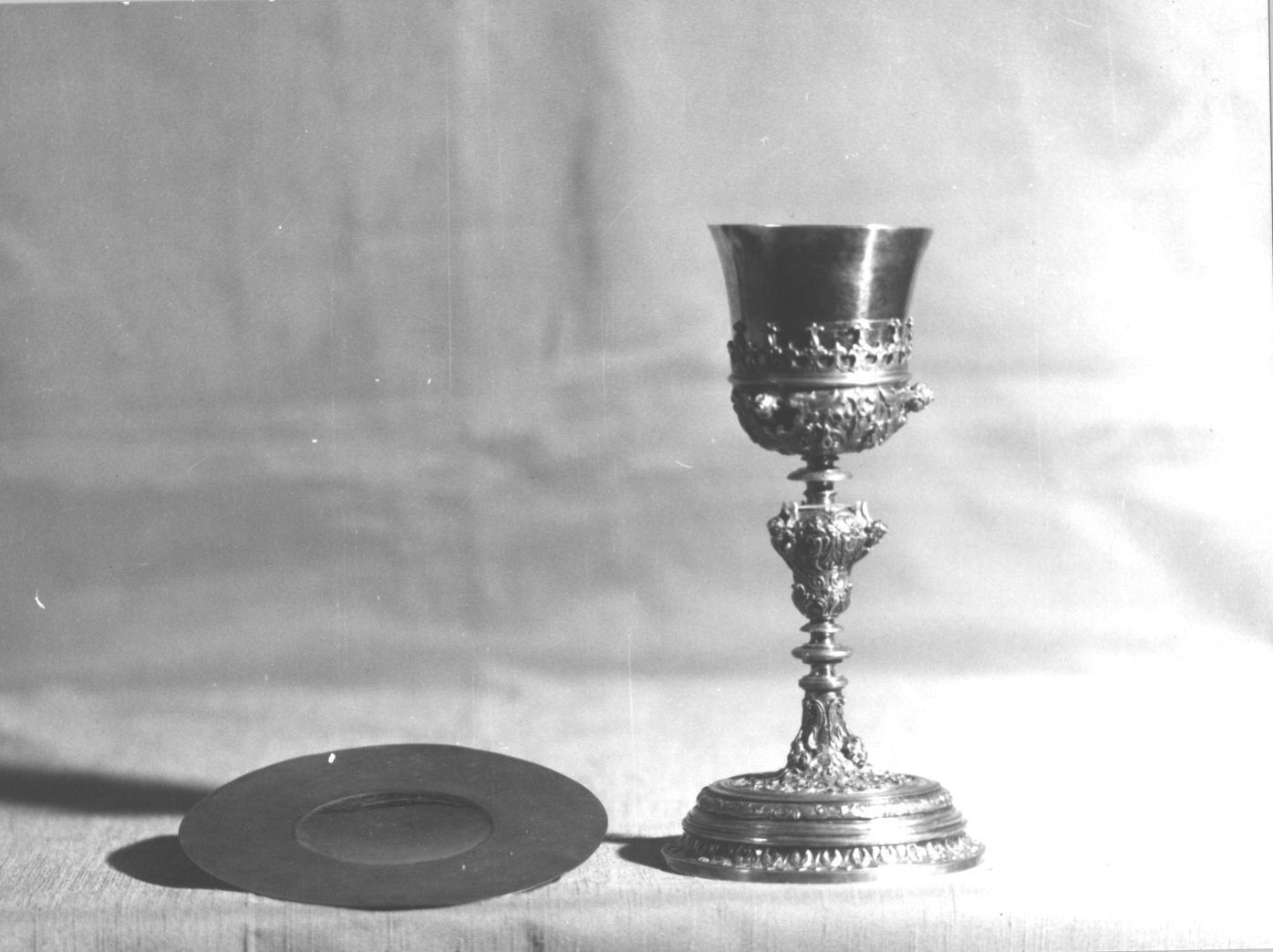 cherubini e motivi decorativi fitomorfi (calice, elemento d'insieme) - bottega genovese (metà sec. XIX)