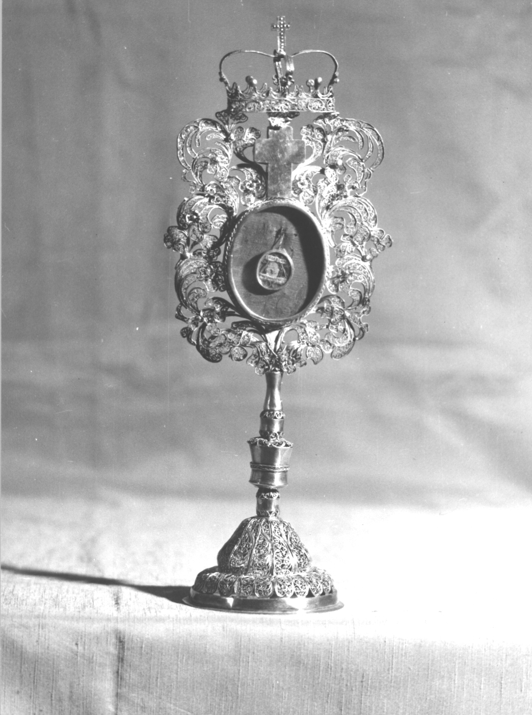 motivi decorativi a girali vegetali (reliquiario - a ostensorio, opera isolata) - bottega ligure (primo quarto sec. XVIII)